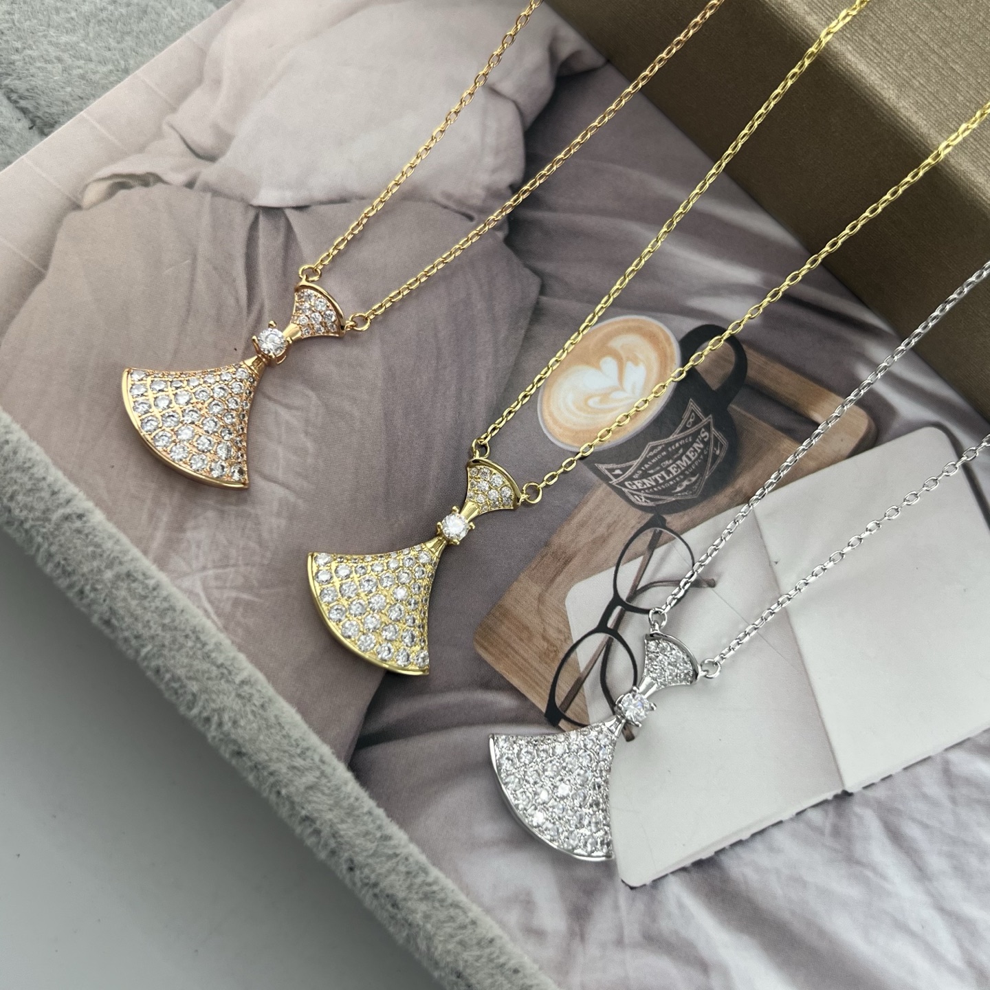 Full diamond fan-shaped skirt pendant necklace