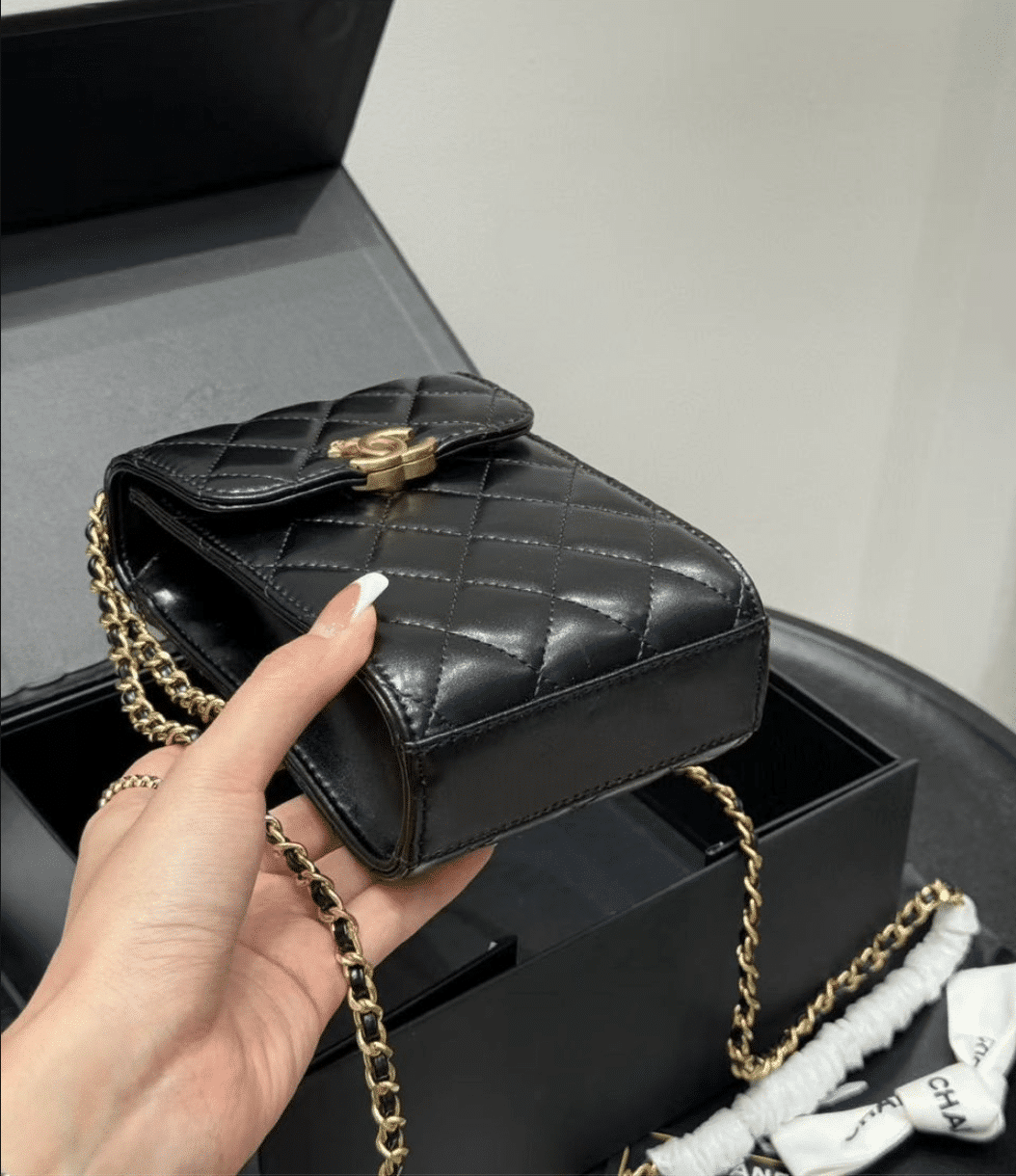 Chanel Trendy Cc Phone Holder Quilted Crossbody Bags Black 17cm