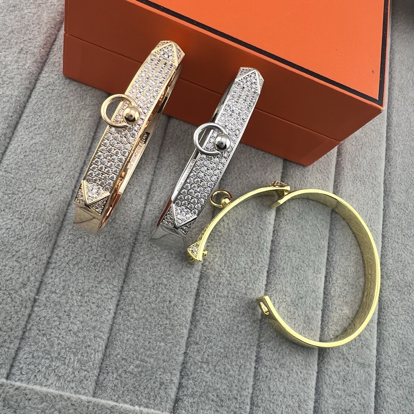 Pyramid-shaped half-diamond bracelet