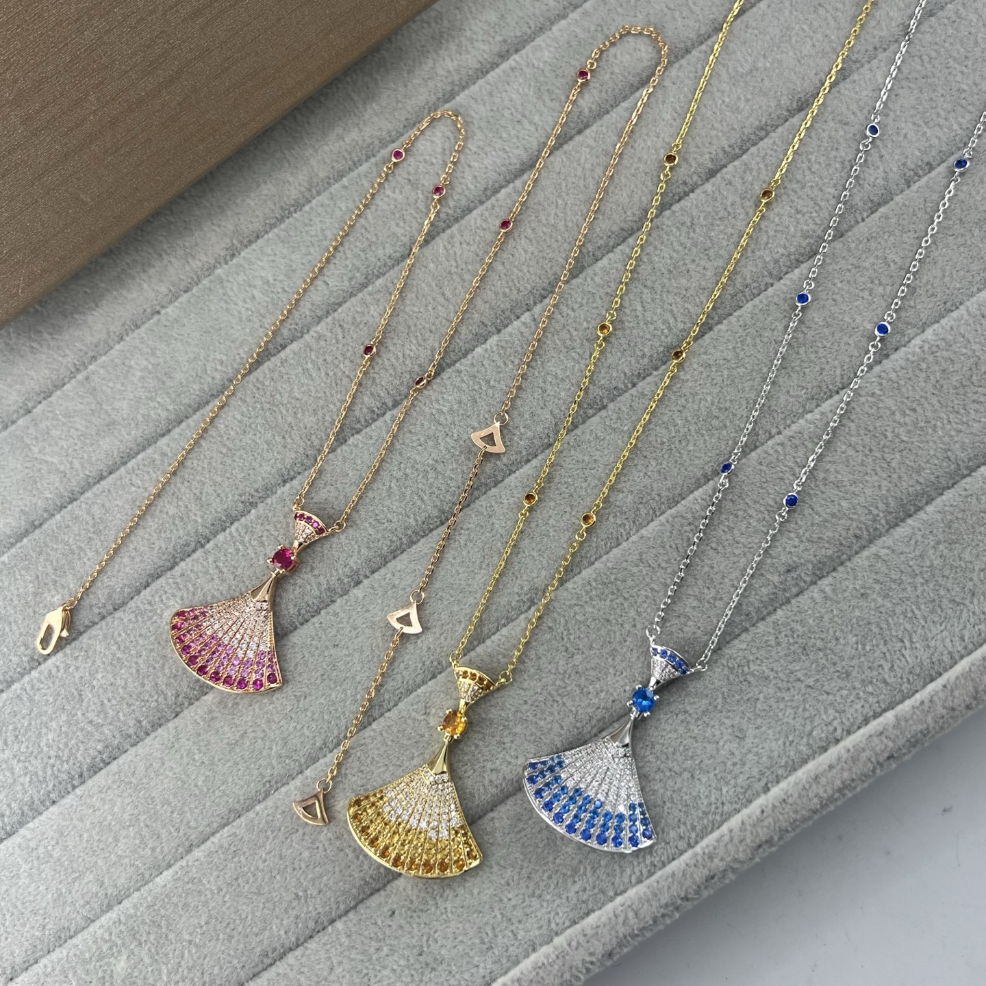 Gradient full diamond swing fan pendant necklace