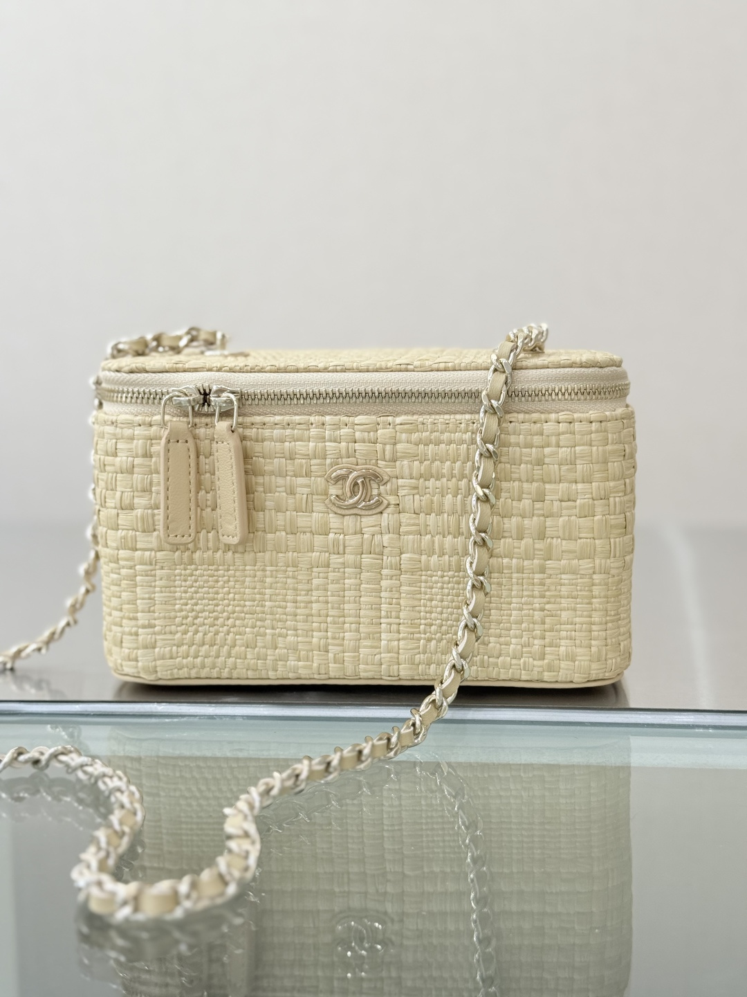 Cruise 2026 Beige Woven Raffia & Calfskin Vanity Case Bag with Silver-Tone Hardware & Chain Strap