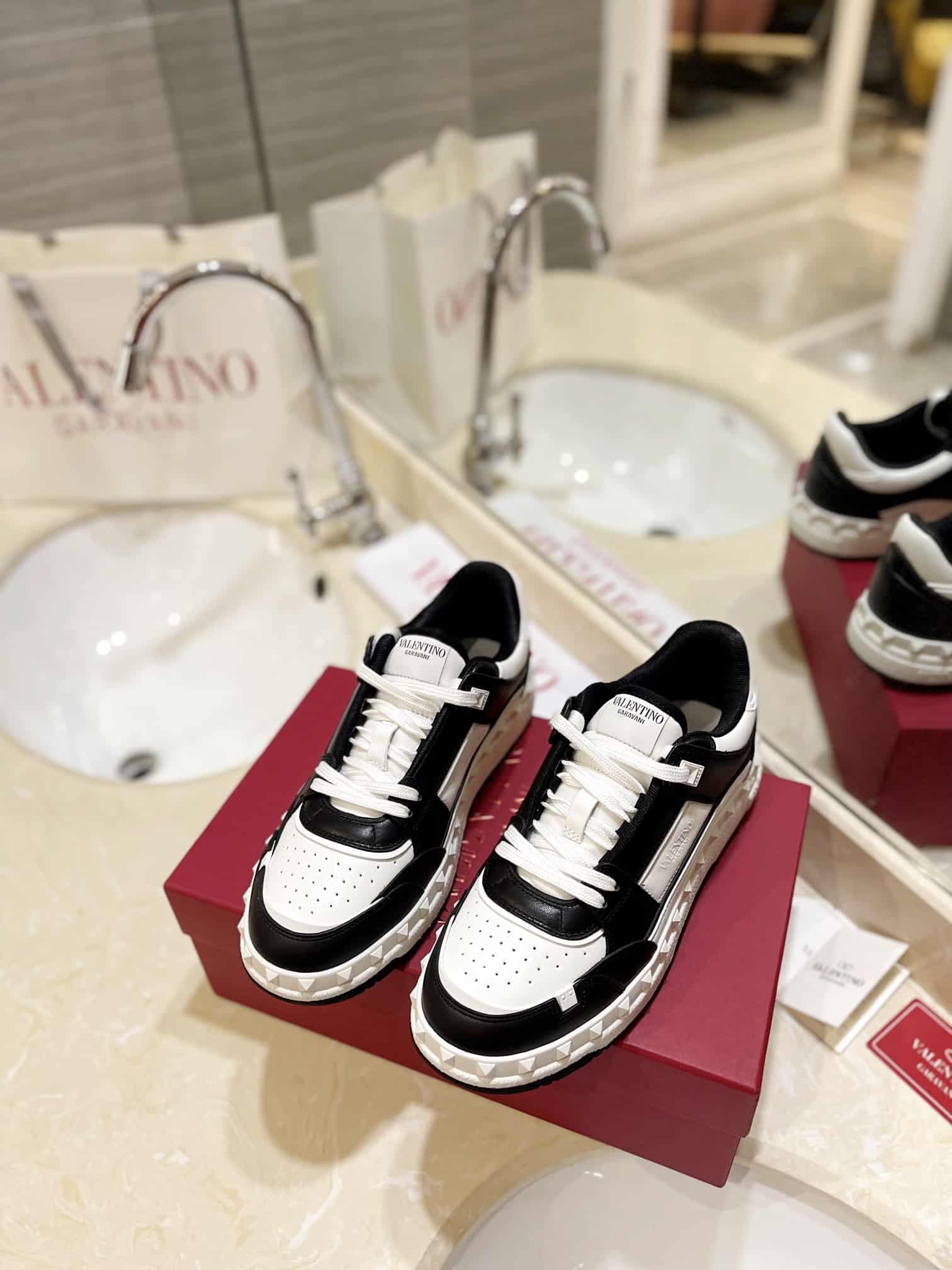 Valentino Garavani Freedots Low Top Sneaker In Calfskin Black 4Y2S0H43Rdg 0Ni