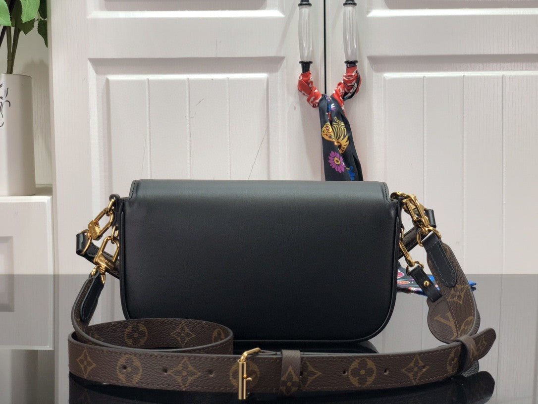 Louis Vuitton Swing 24Cm Black