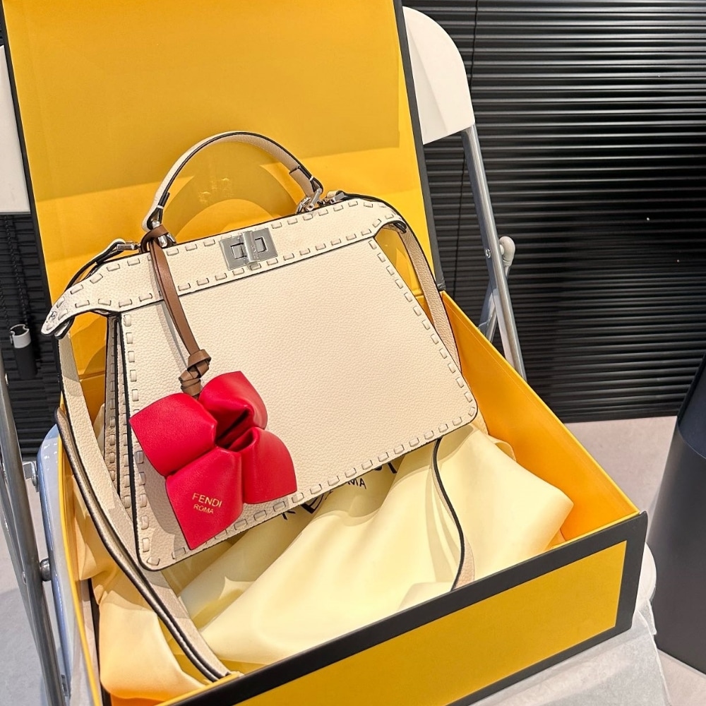Fendi Peekaboo Iseeu Petite Selleria Bag Beige 27Cm