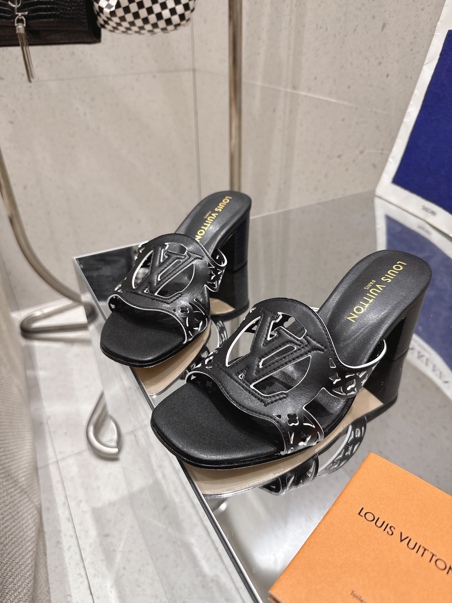 Louis Vuitton LV Isola Flat Mule Black 1AGYQN Women – 5.5cm Heel / 2.17in