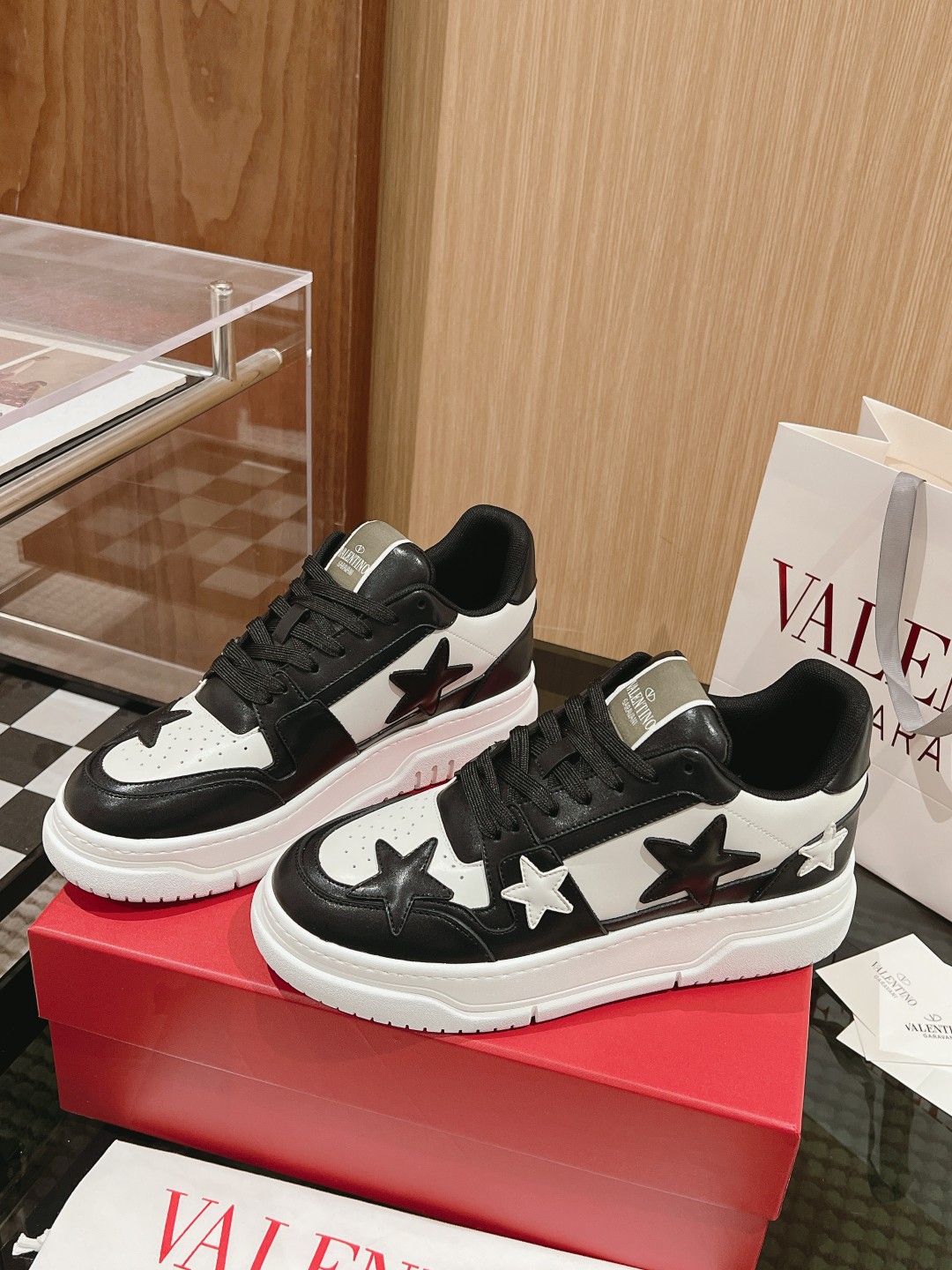 Valentino’s new 2023 early autumn star Sneaker