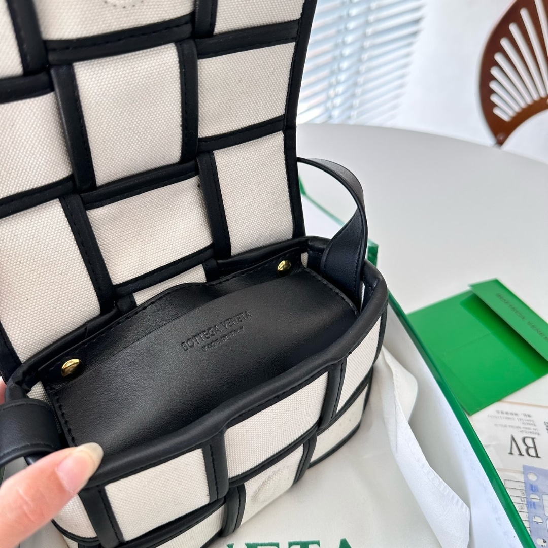 Bottega Veneta Mini Bag Natural Black 17Cm
