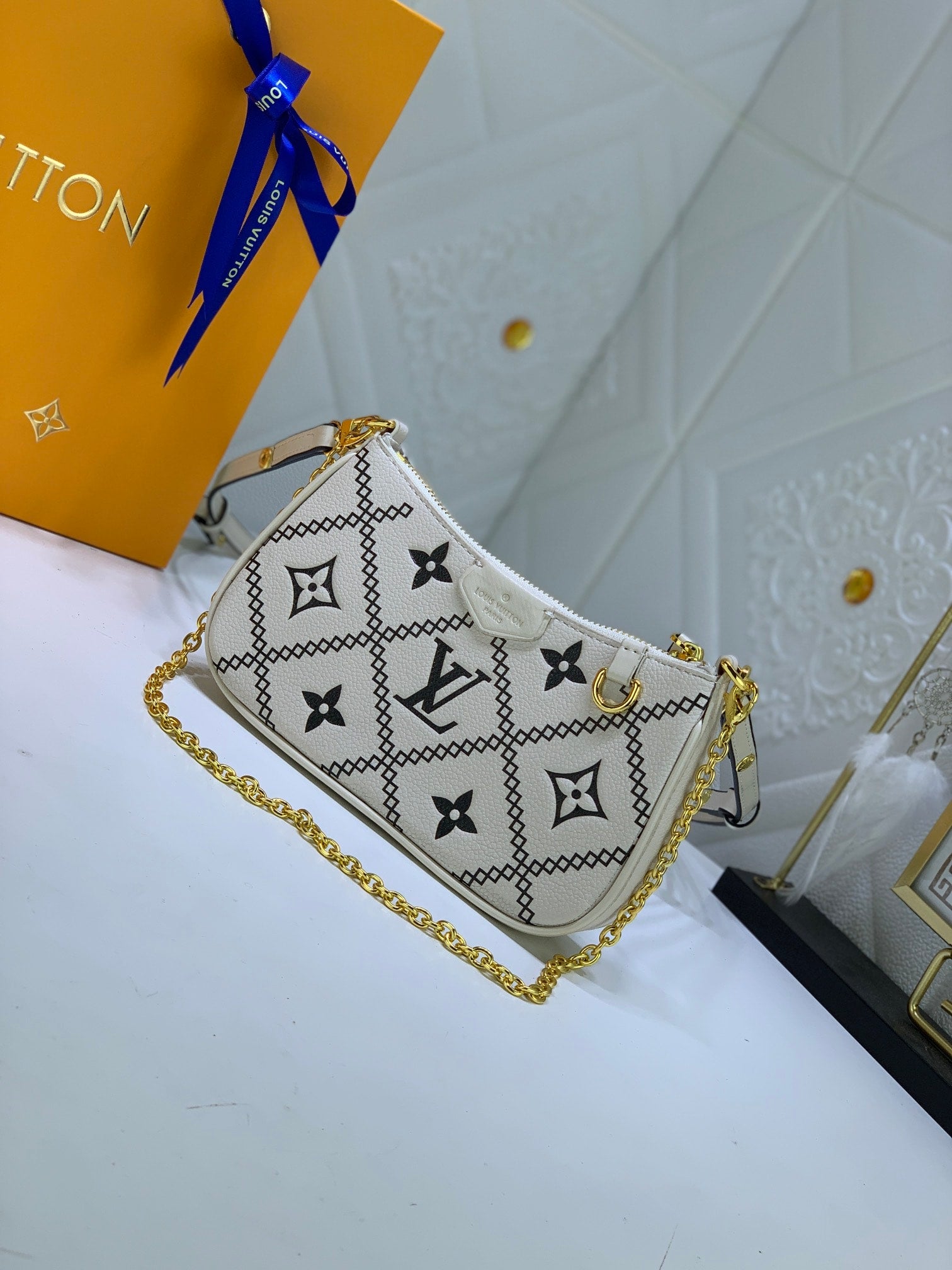 Louis Vuitton Easy Pouch On Strap White 19Cm
