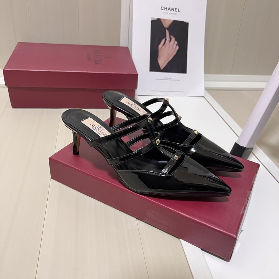 Valentino Garavani Rockstud Wispy Mule In Calfskin Black