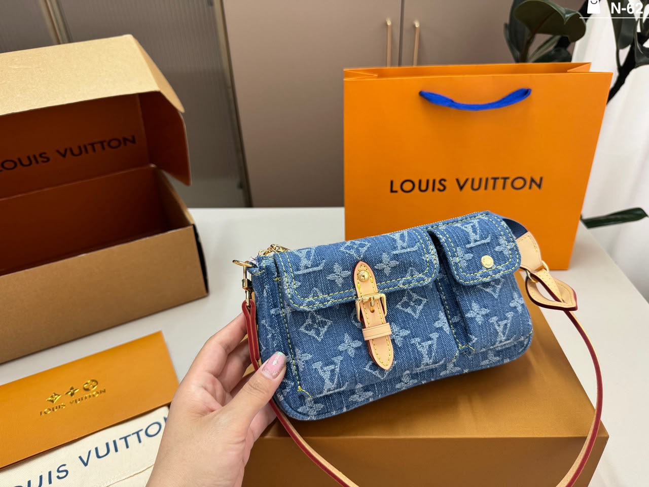 Louis Vuitton Accessoire Cargo Pochette Bag 23.5cm M27602