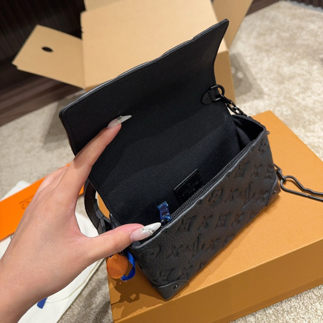 Louis Vuitton Steamer Wearable Wallet Monogram Taurillon Black 17Cm M81746
