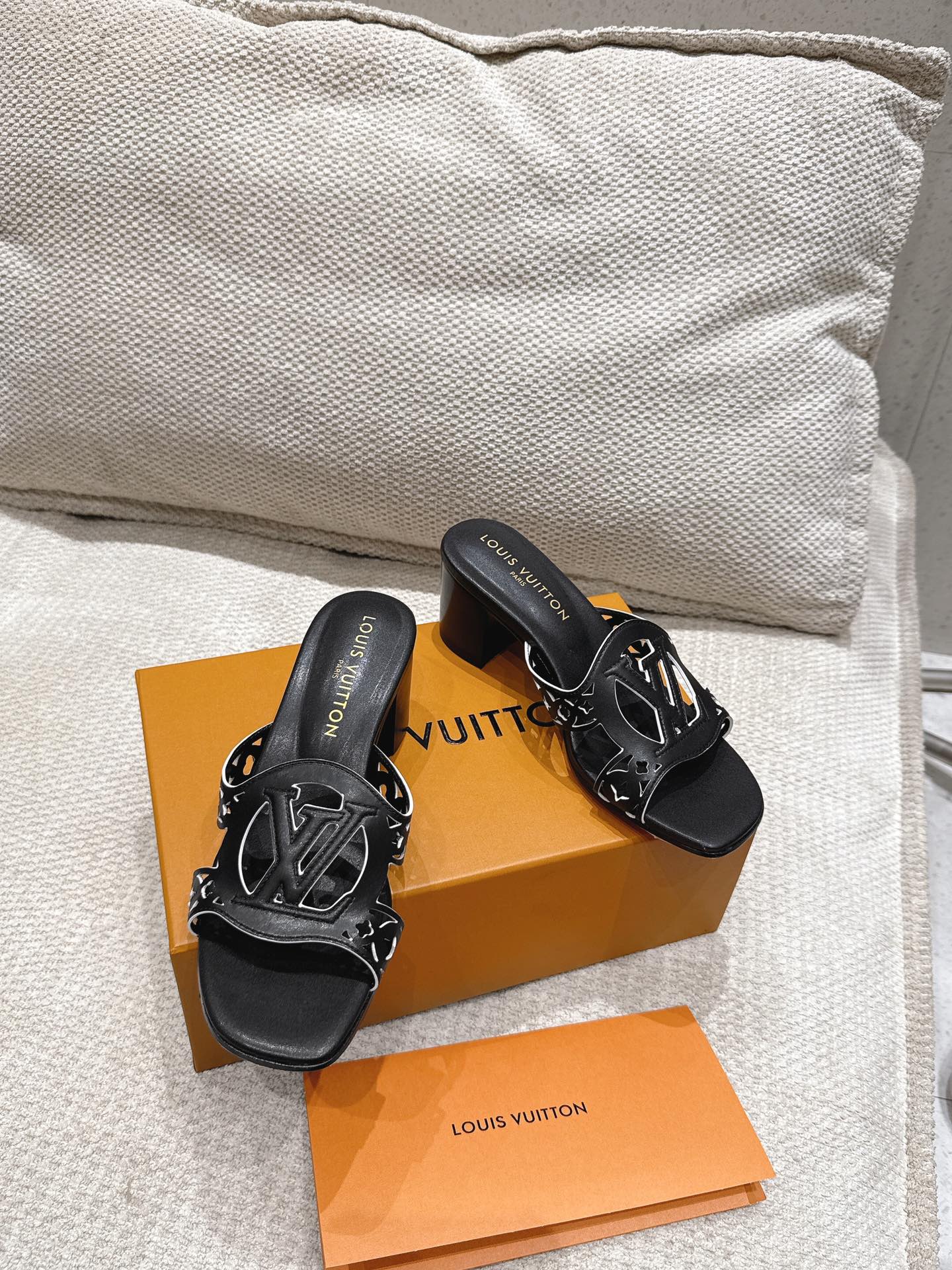 Louis Vuitton LV Isola Flat Mule Black 1AGYQN Women – 5.5cm Heel / 2.17in