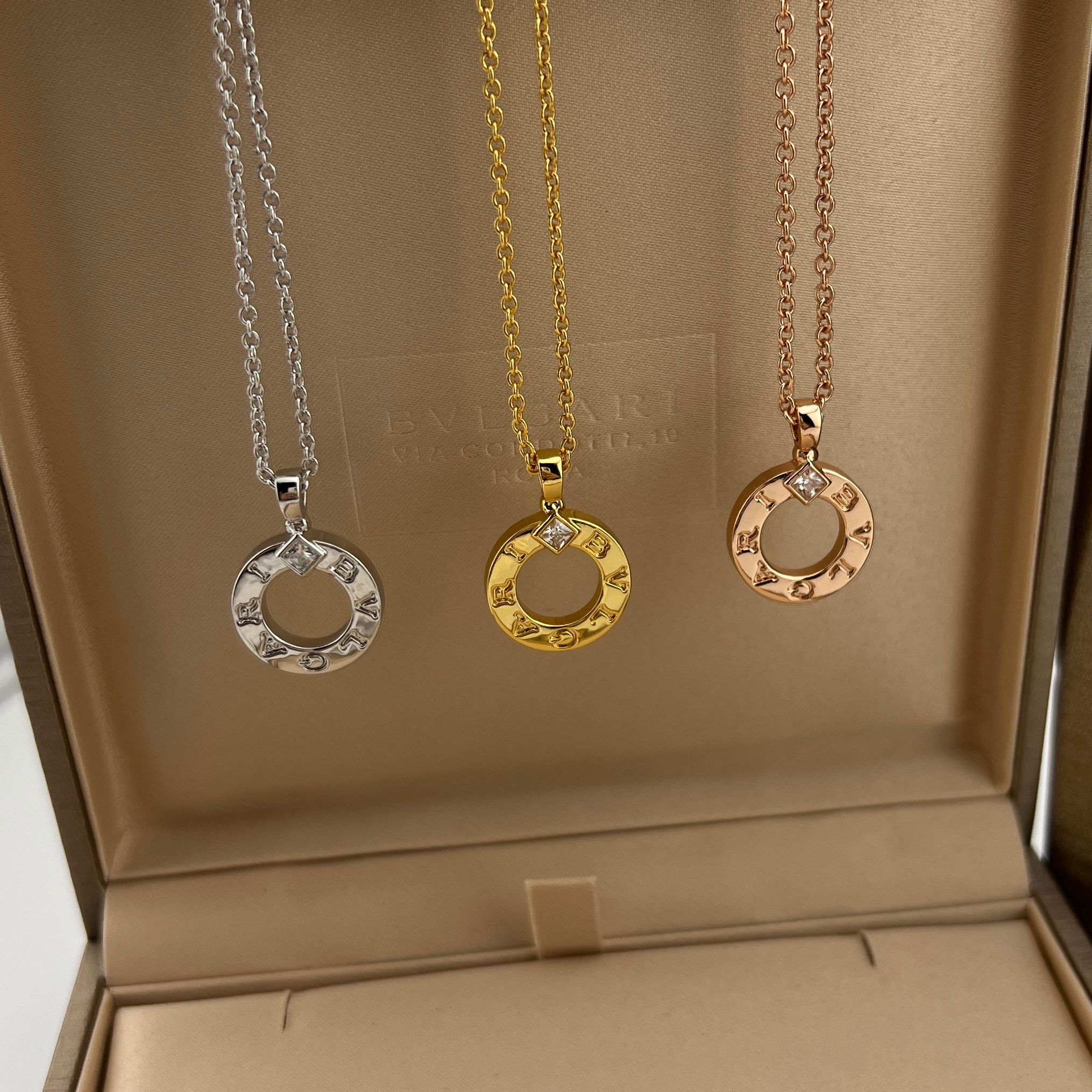 Hollow round cake letter emblem single diamond pendant necklace