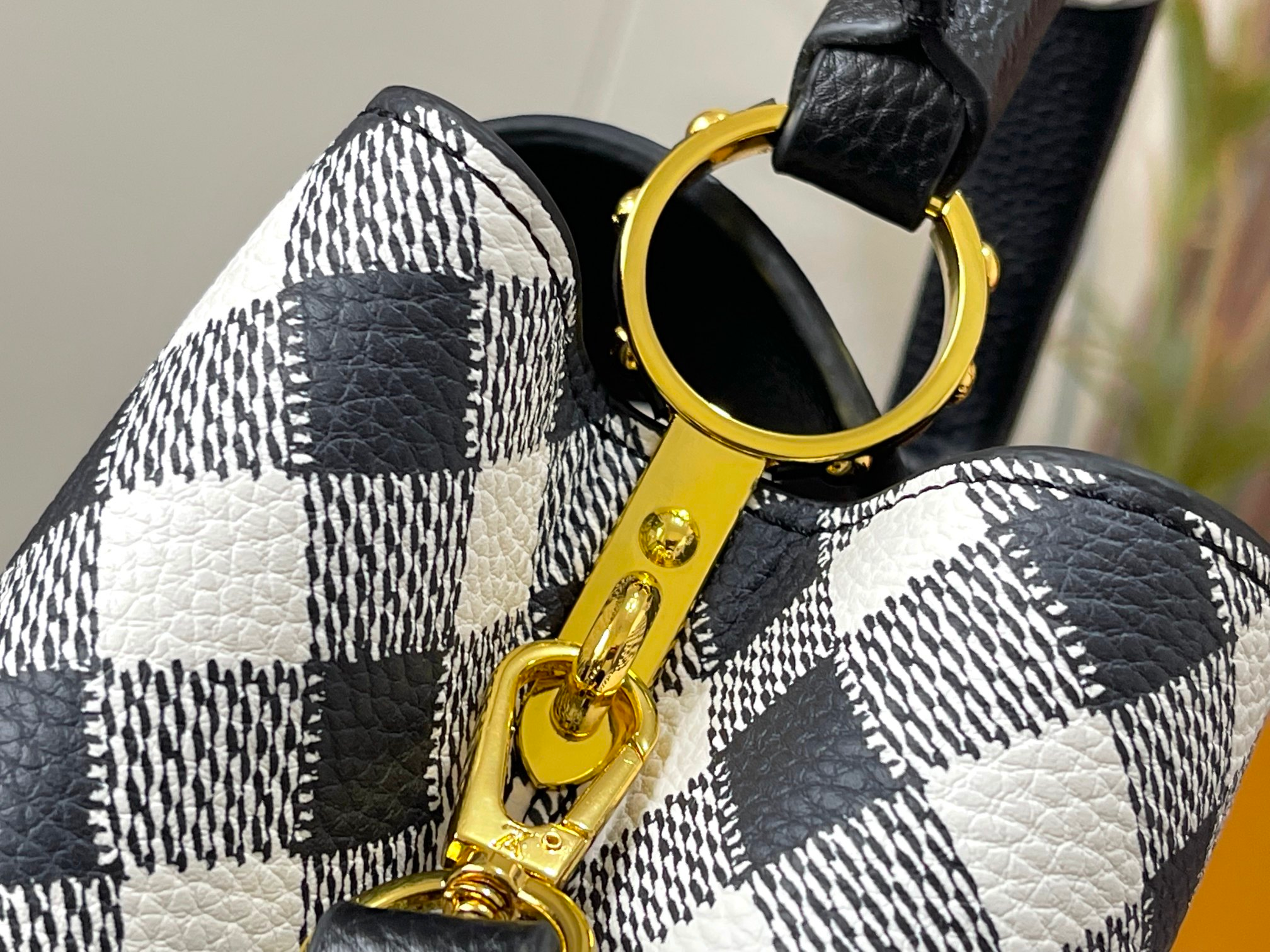 Louis Vuitton Capucines Black 32Cm M20716