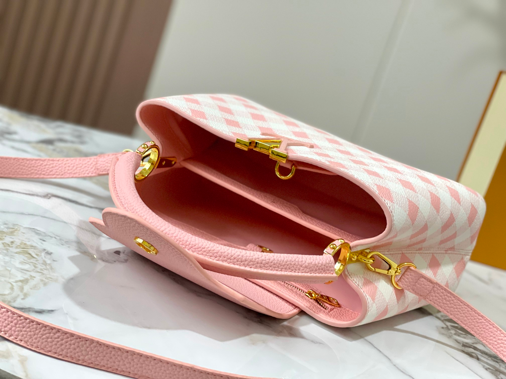 Louis Vuitton Capucines Pink 32Cm M20717