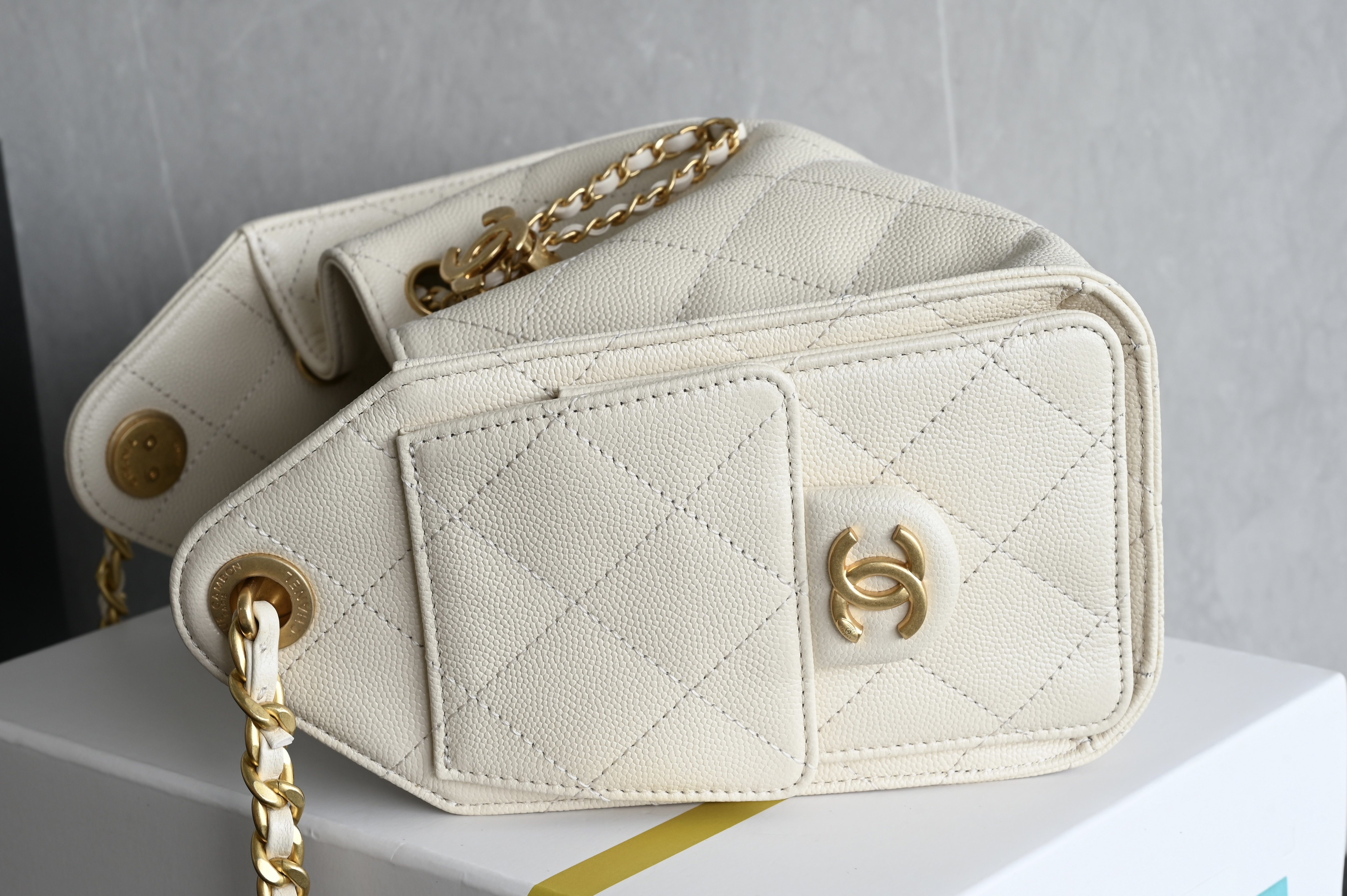 Chain Decor Hobo Bag（Ivory）