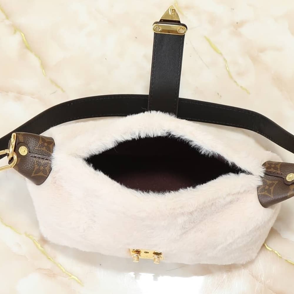 Louis Vuitton Pochette Mia Creme 22Cm M26245
