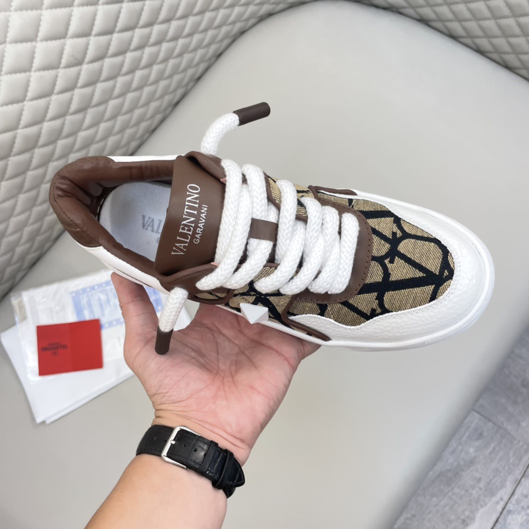 VALENTINO ONE STUD XL LOW-TOP SNEAKER IN NAPPA LEATHER AND TOILE ICONOGRAPHE FABRIC