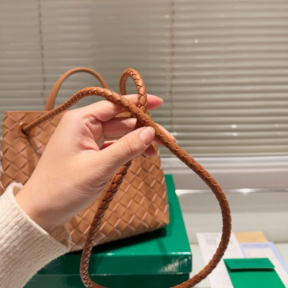 Bottega Veneta Small Andiamo Bag In Cognac 25Cm