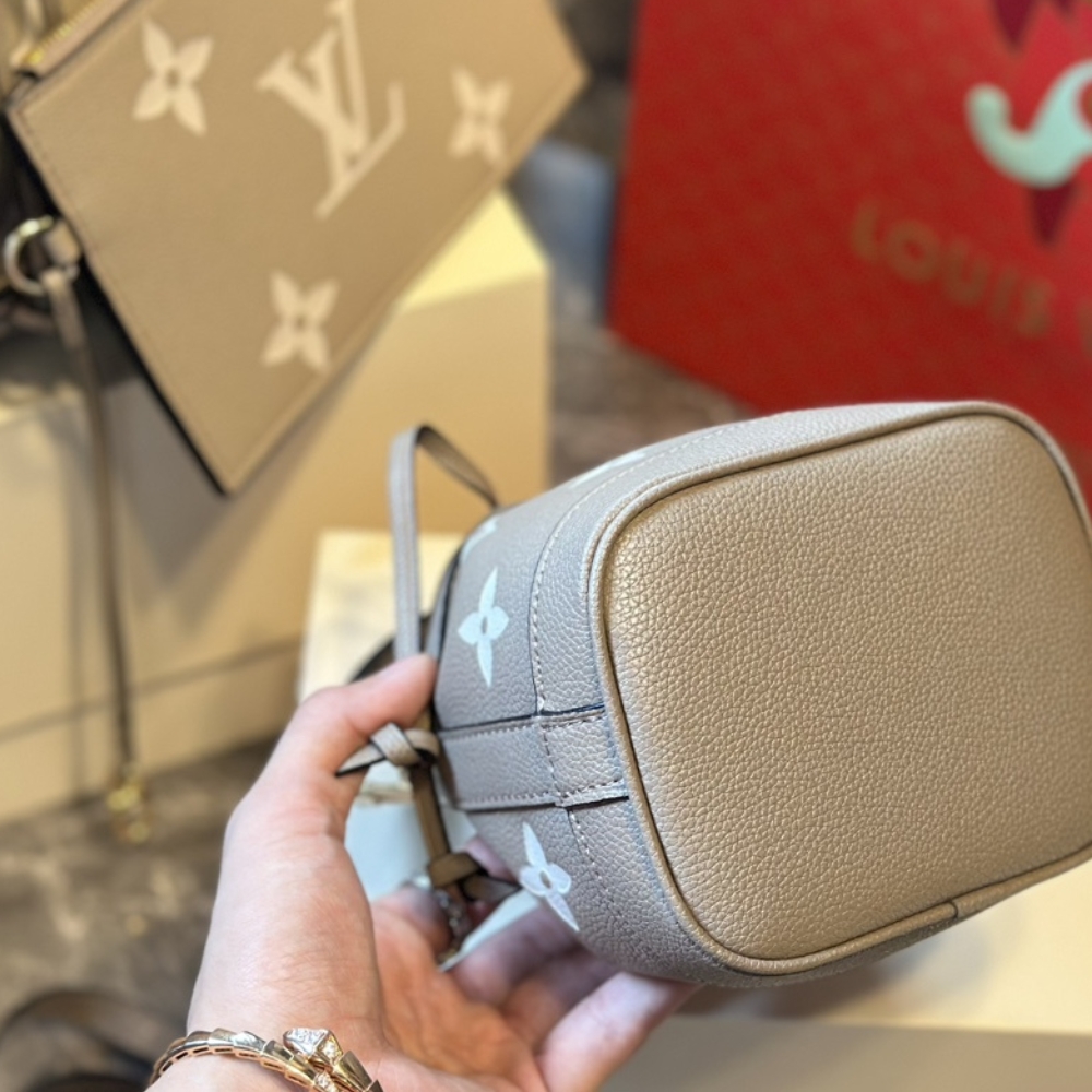 Louis Vuitton N Ono  Mm Cream 25Cm M45555