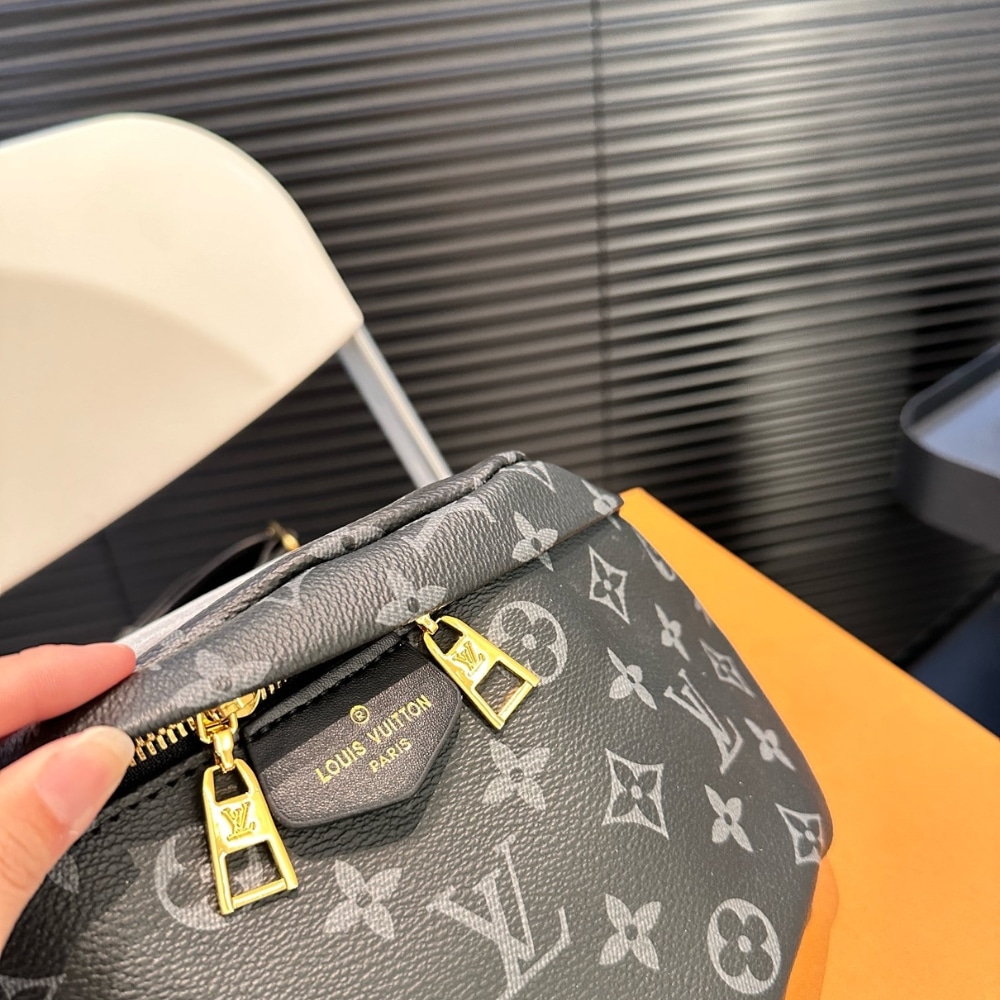 Louis Vuitton Discovery Bumbag PM Monogram Eclipse Black 39Cm M46035