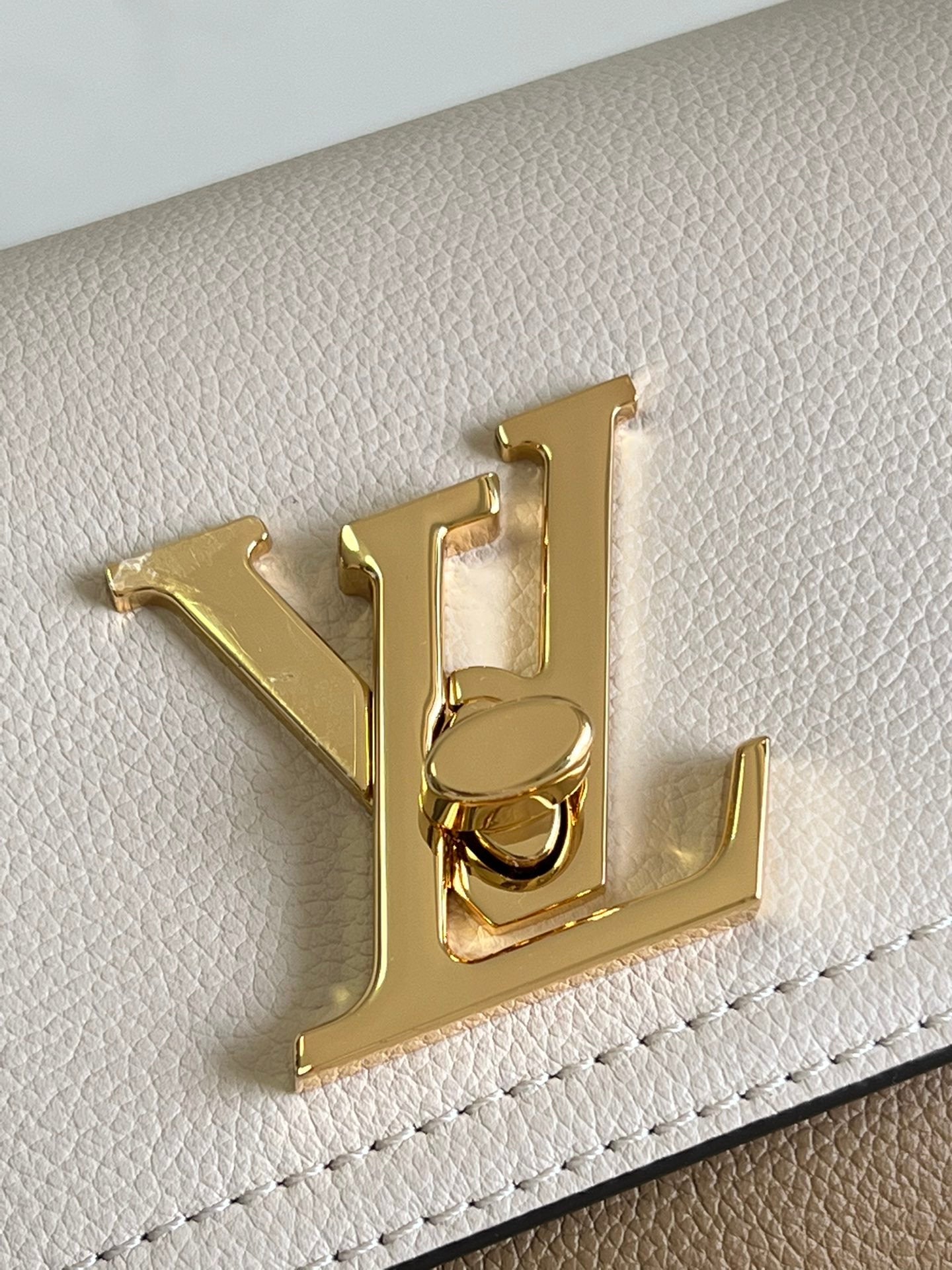 Louis Vuitton Lockme Tender 19Cm Quartz White Bag