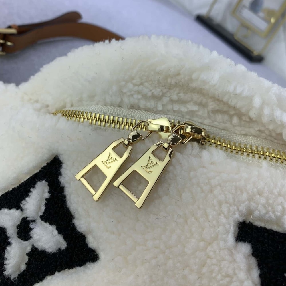 Louis Vuitton Bumbag Monogram Teddy Fleece White 37Cm M23715