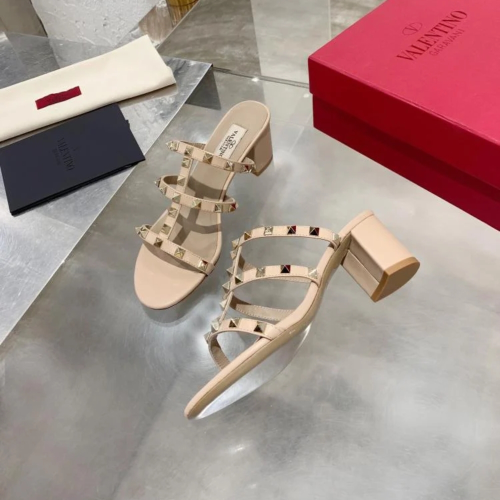 Valentino Garavani Rockstud Slide Sandal In Laminated Nappa Beige 7W2S0C47Vod P45