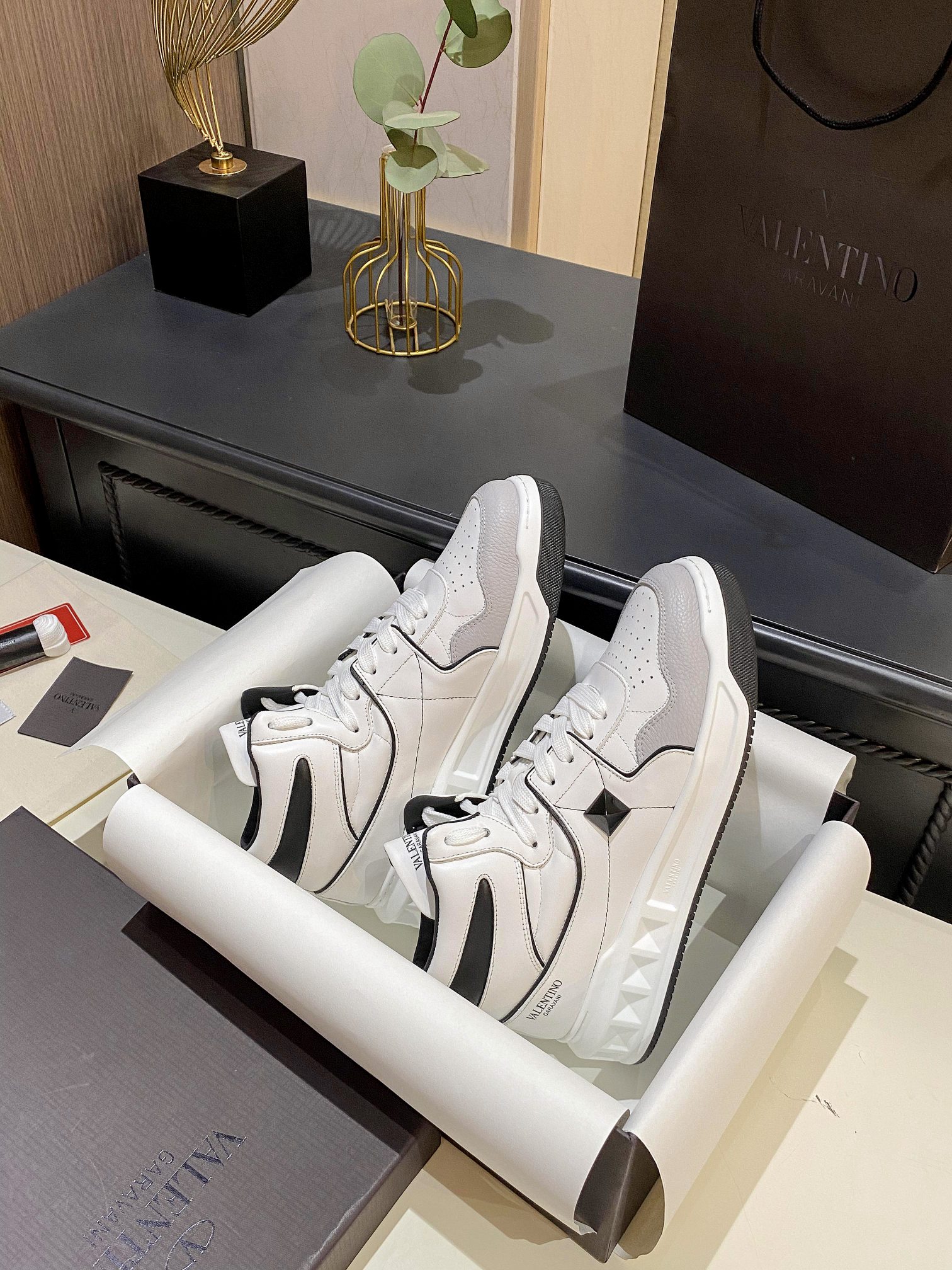 Valentino One Stud Mid-Top Calfskin Sneaker White Ys0E63Nwn 0N2