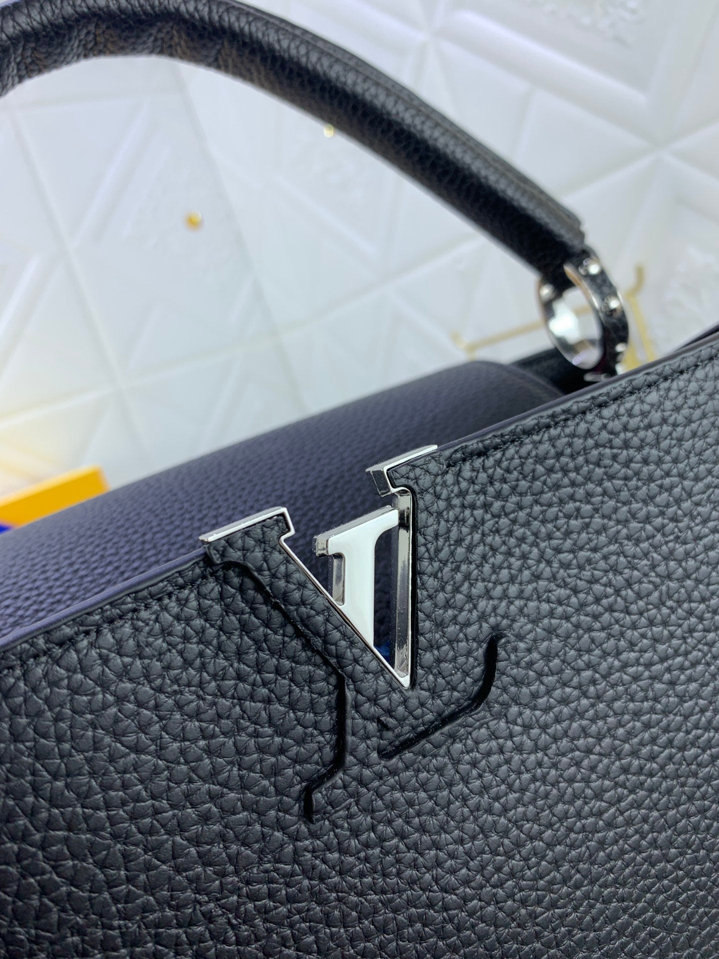 Louis Vuitton Capucines Mm Black