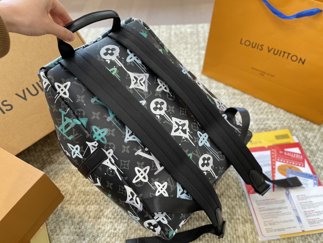 Louis Vuitton Discovery Backpack Graffiti Green 36Cm M21395