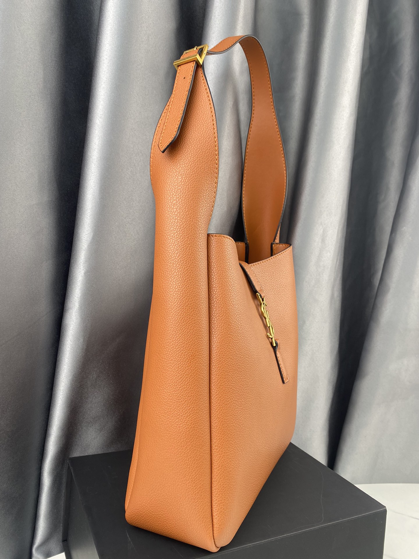 Saint Laurent 5 A 7 Soft Small Hobo Bag In Smooth Leather Beige