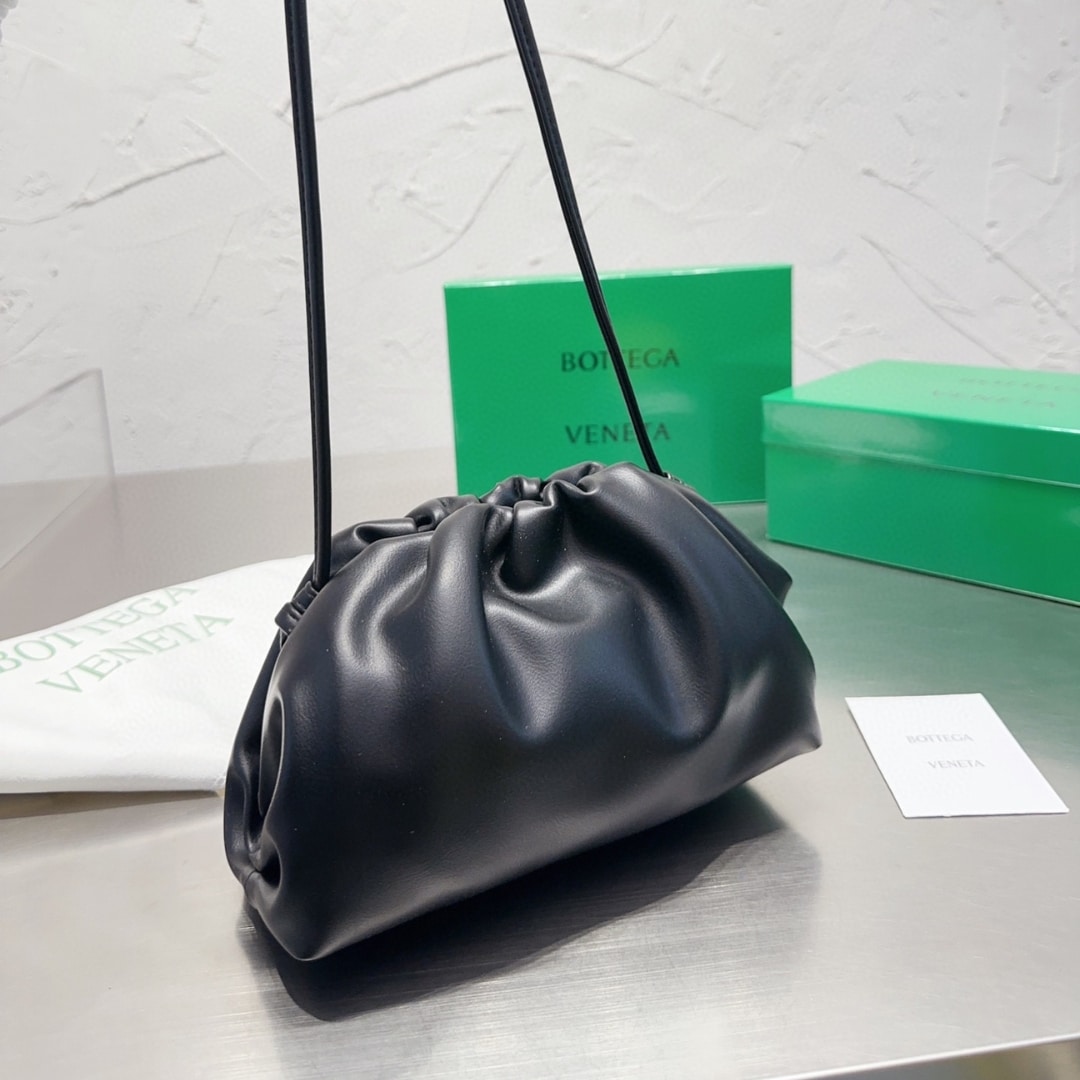 Bottega Veneta Mini The Pouch Leather Clutch In Black 22Cm