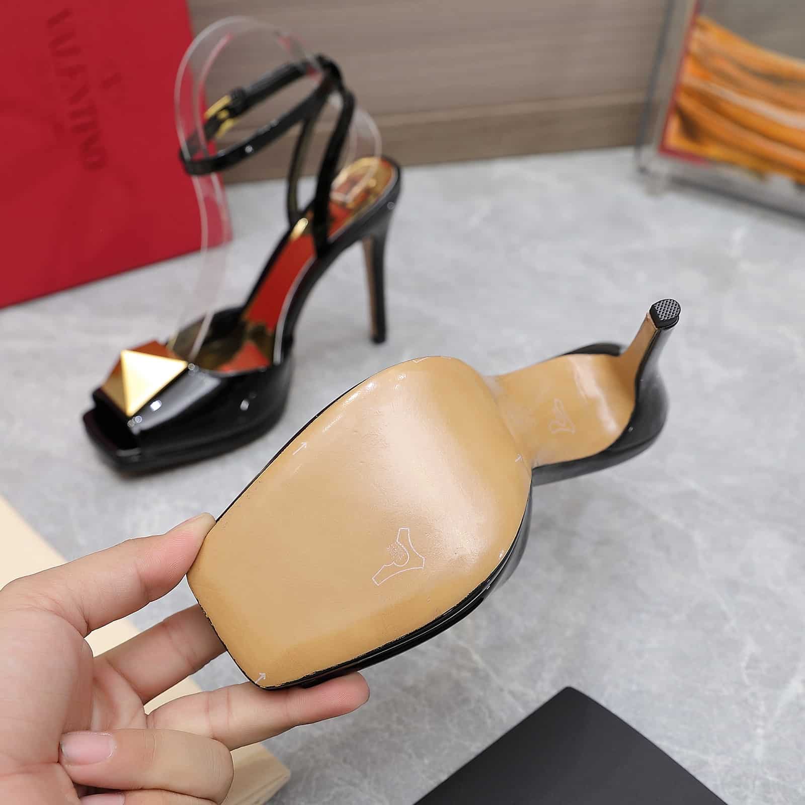 Valentino Garavani Roman Gold Stud Block Pump Black