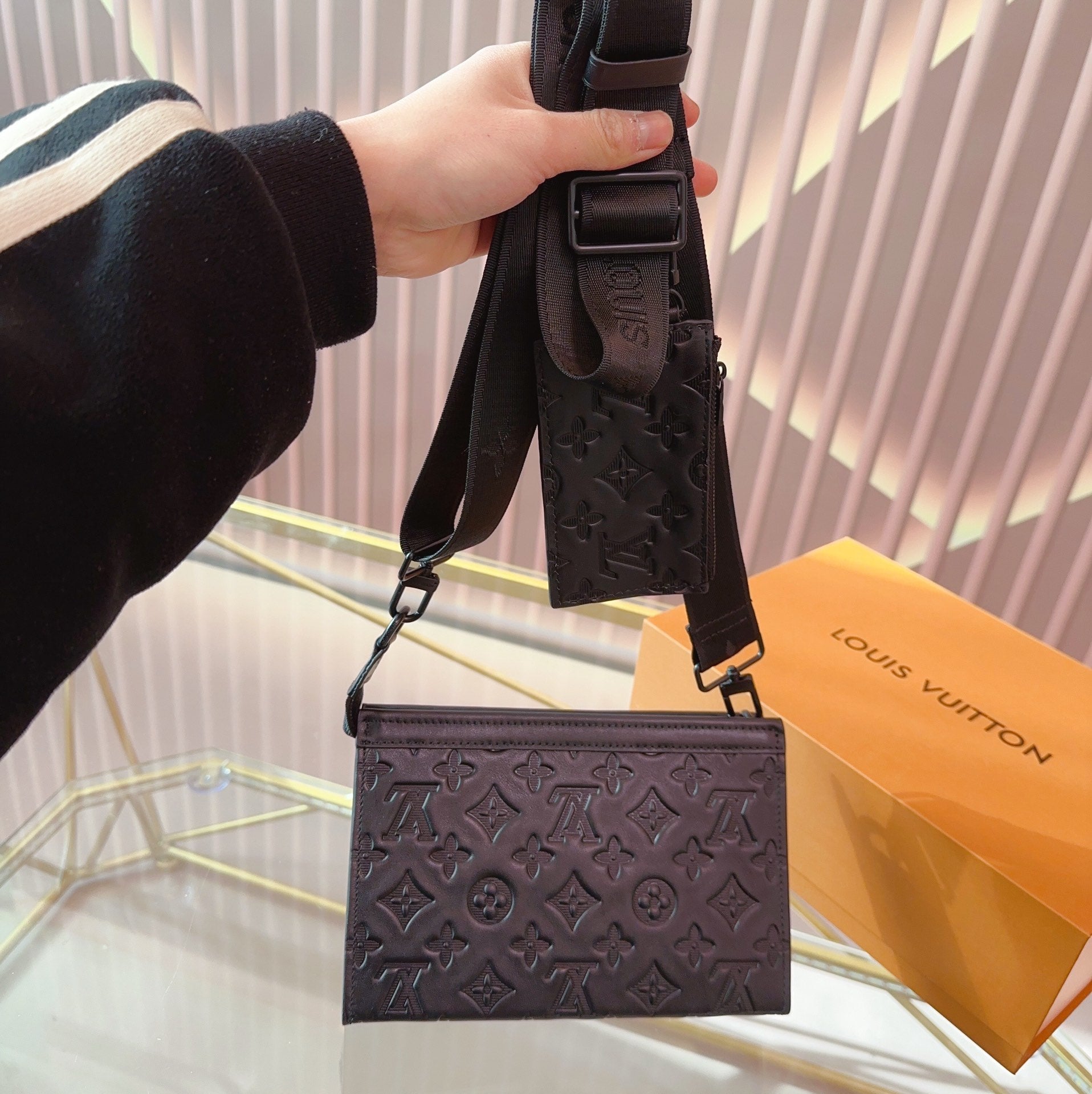 Louis Vuitton Gaston Wearable Black 22Cm M81115