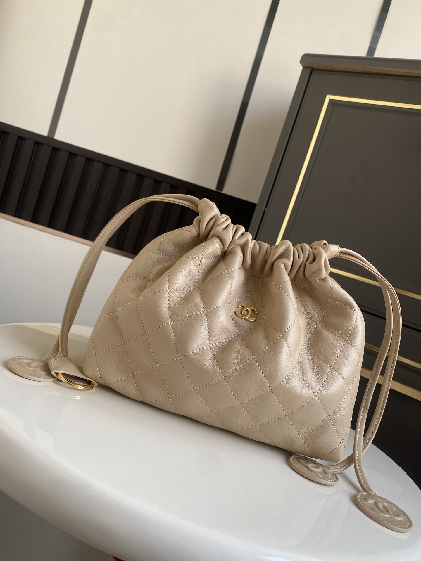 24BQuilted Lambskin Drawstring Hobo Bag（Beige Clair）