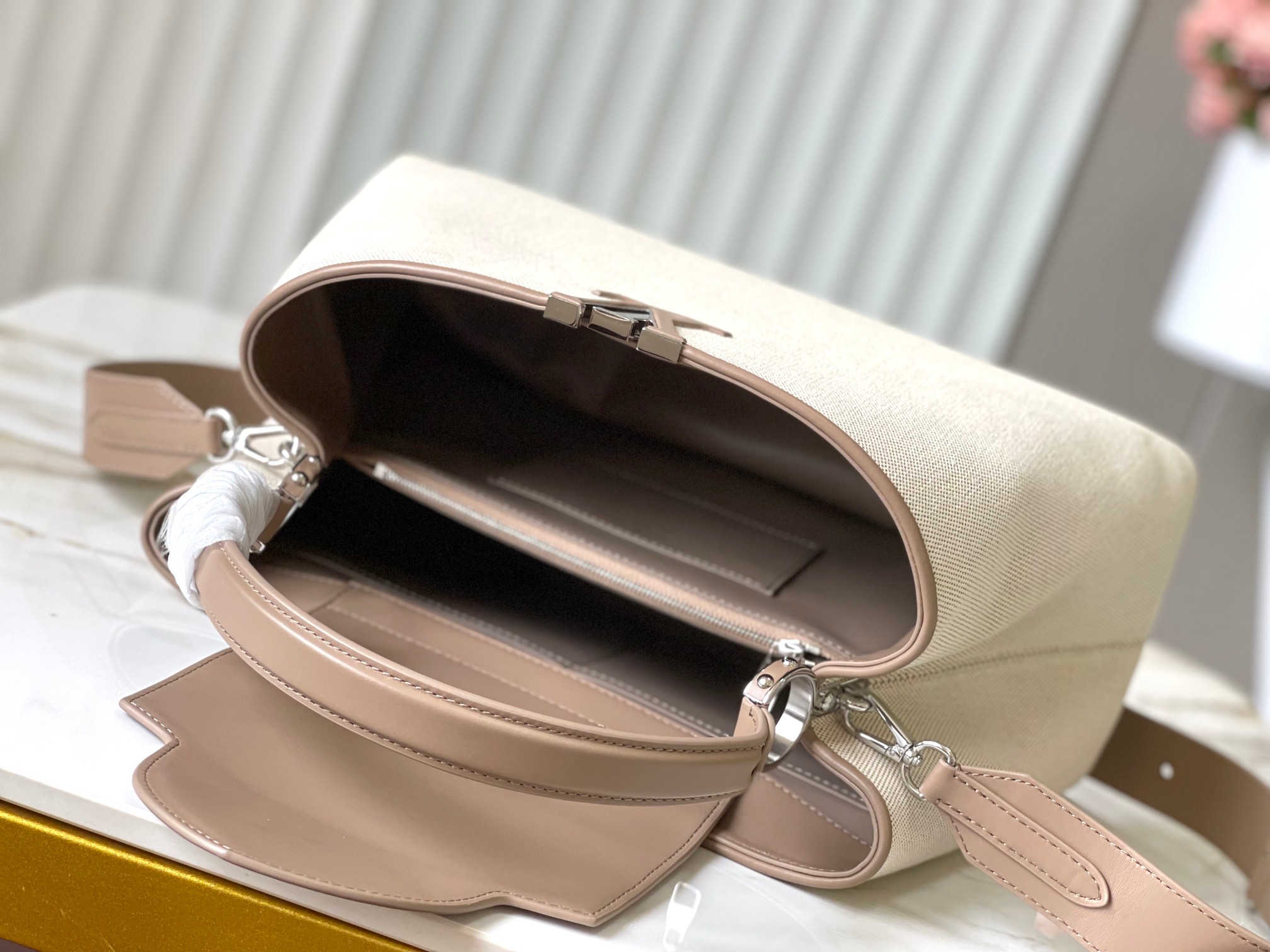 Capucines Souple large handbag- gray canvas