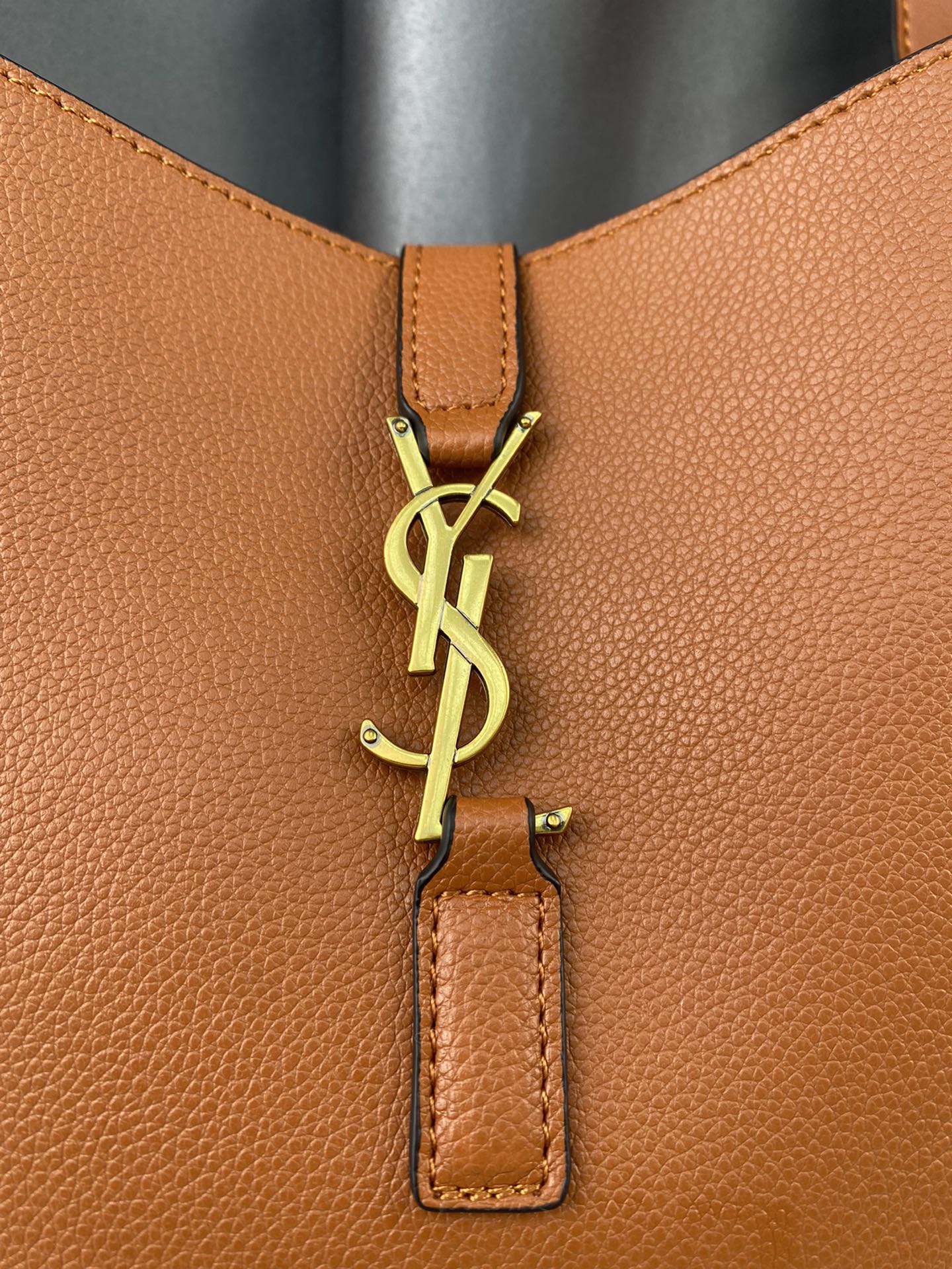 Saint Laurent 5 A 7 Soft Small Hobo Bag In Smooth Leather Beige