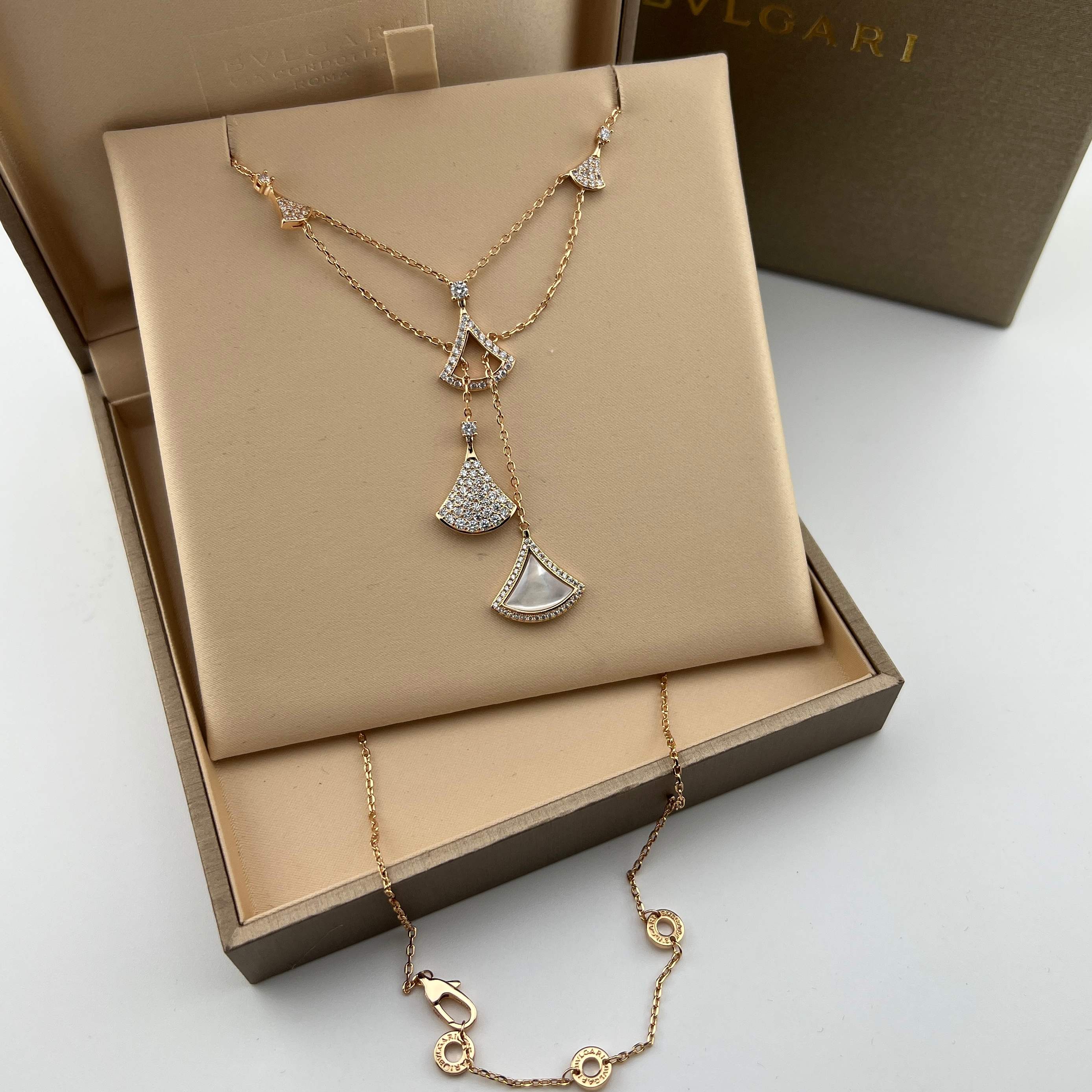 Rose gold fan-shaped diamond pendant necklace