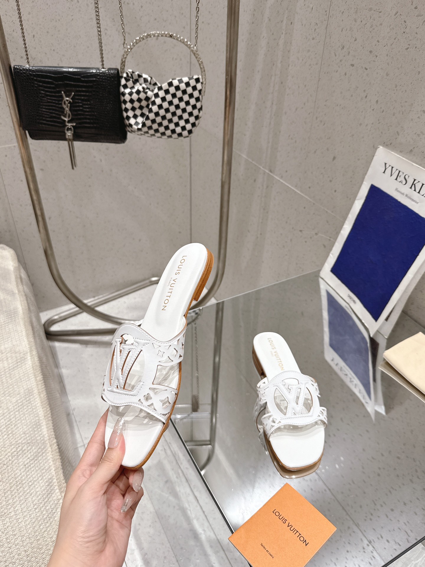 Louis Vuitton LV Isola Flat Mule White 1AGYPA