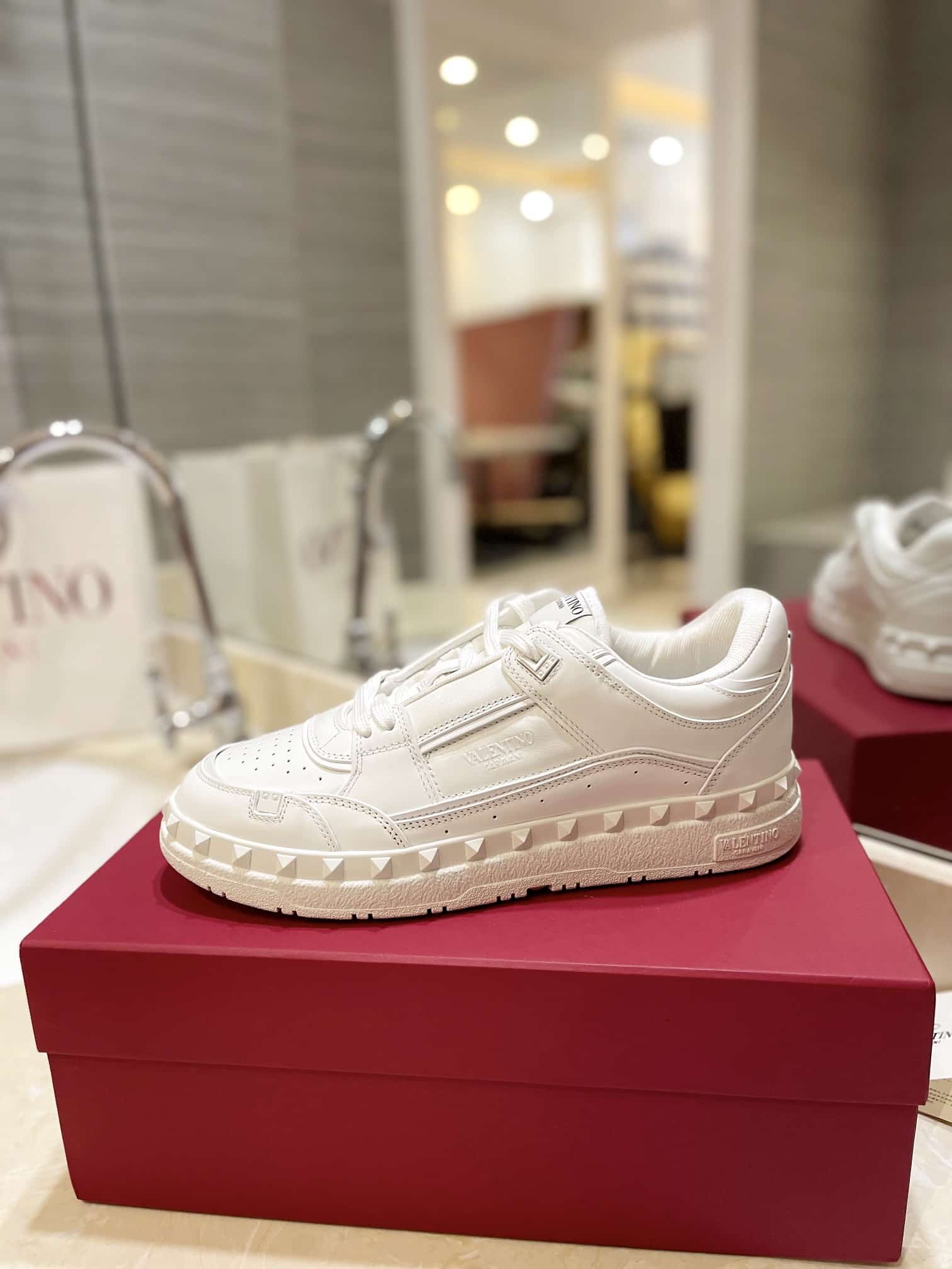 Valentino Garavani Freedots Low Top Sneaker In Calfskin White 4Y2S0H43Rdg 0Bo