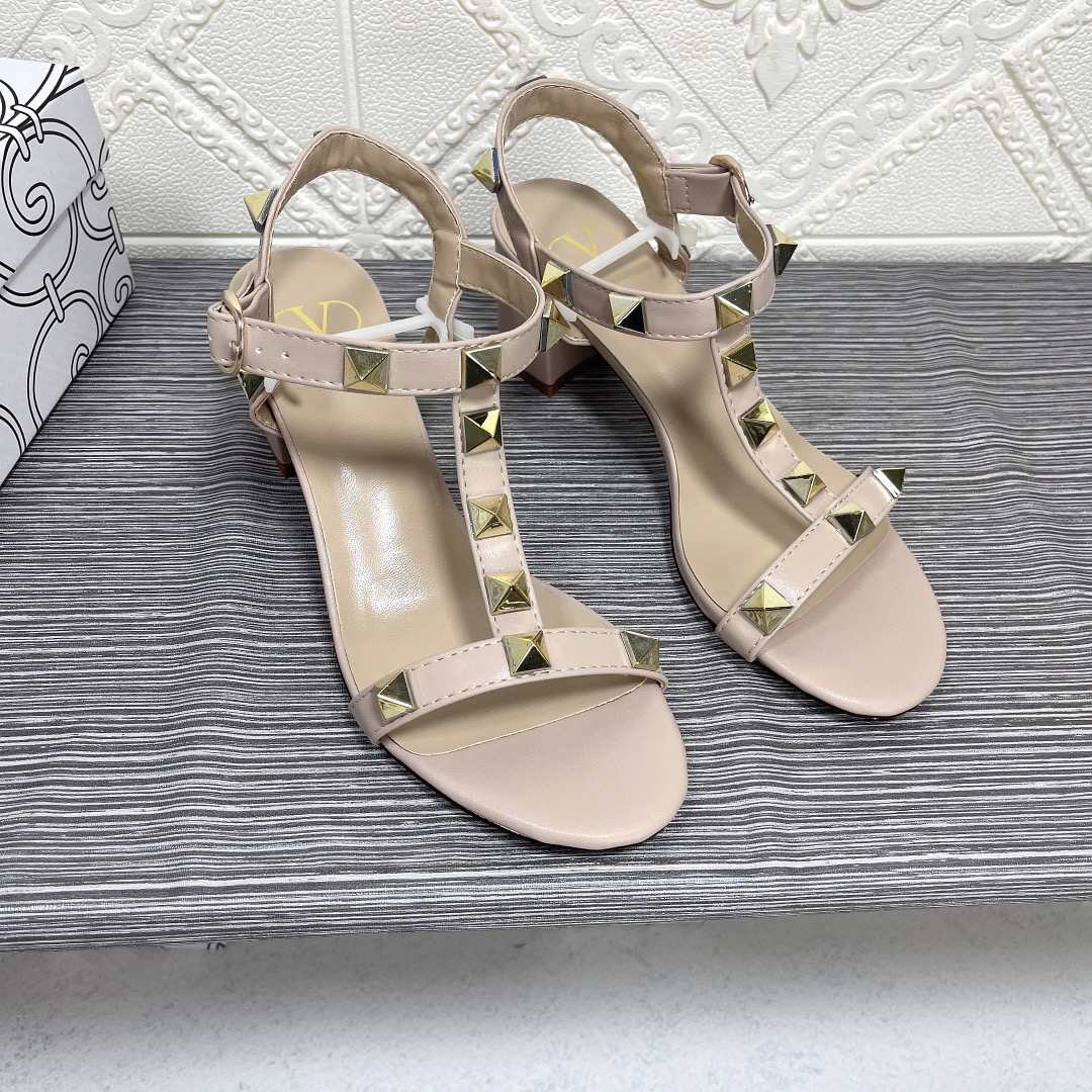 Valentino Garavani Rockstud Calfskin Leather Sandal Beige