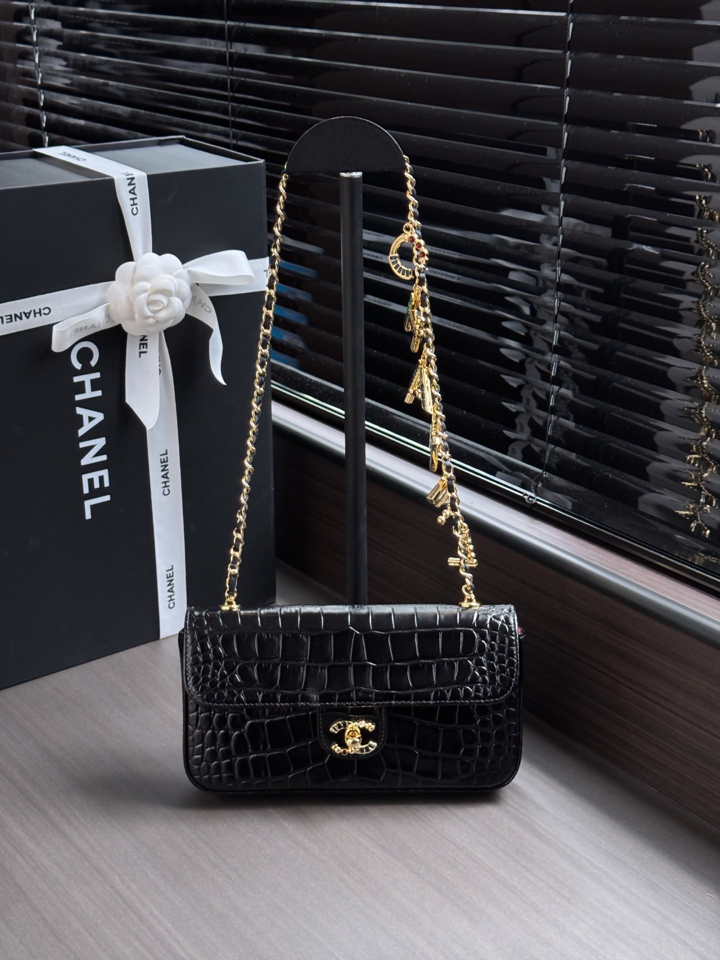 CHANEL  Crocodile-Embossed Calfskin Chain Bag
