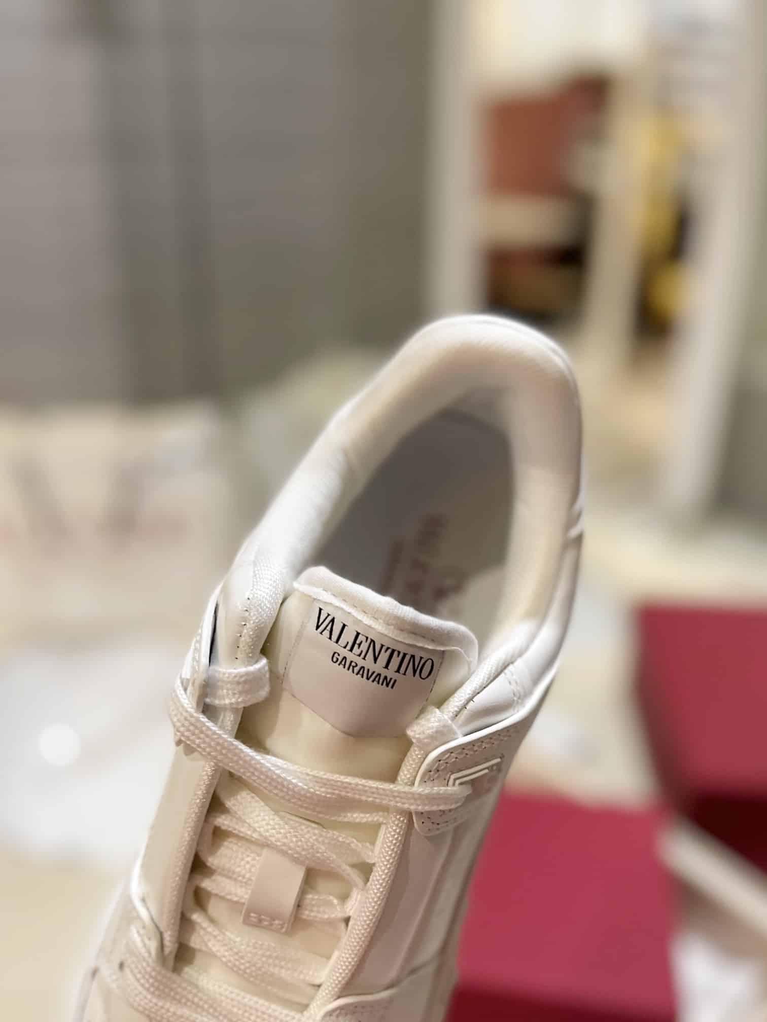 Valentino Garavani Freedots Low Top Sneaker In Calfskin White 4Y2S0H43Rdg 0Bo