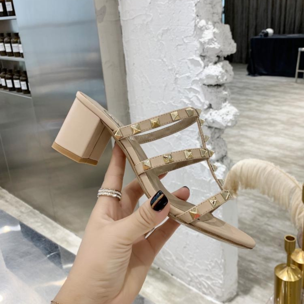 Valentino Garavani Rockstud Slide Sandal In Laminated Nappa Beige 7W2S0C47Vod P45