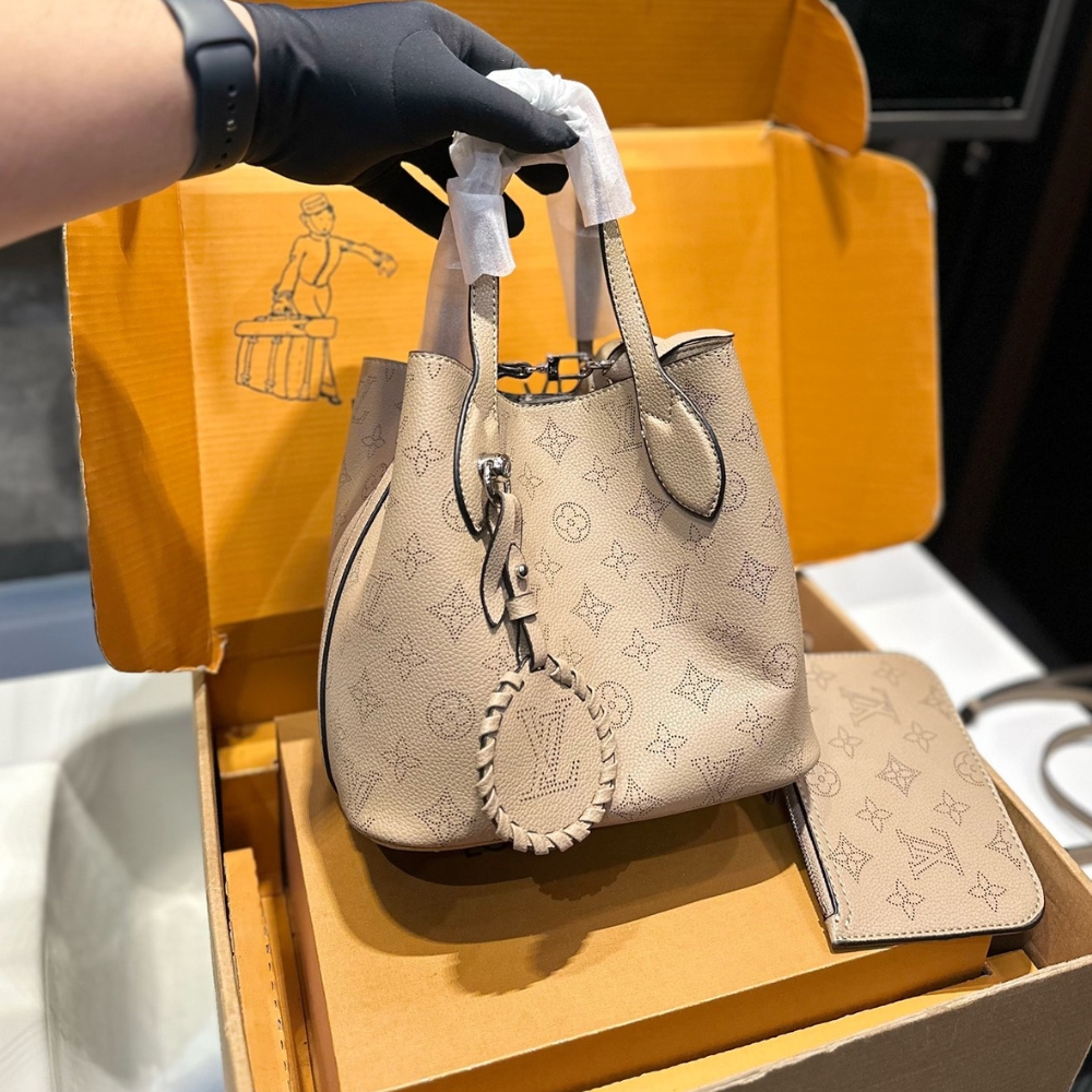 Louis Vuitton Blossom Mahina Calfskin Bag Beige 21Cm