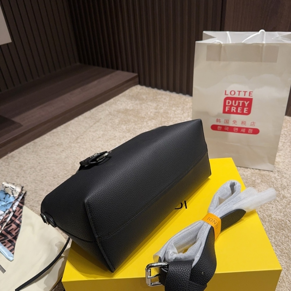 Fendi By The Way Medium Leather Boston Bag Black 20Cm