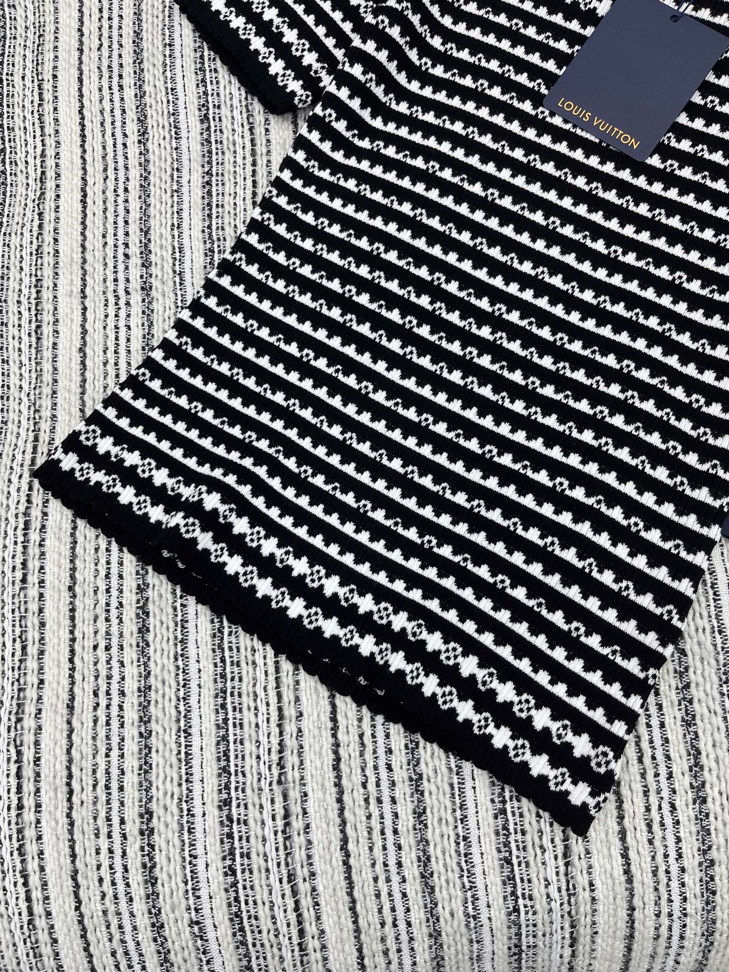 LV 1AHJ16 Scallop Stripe Knit Top