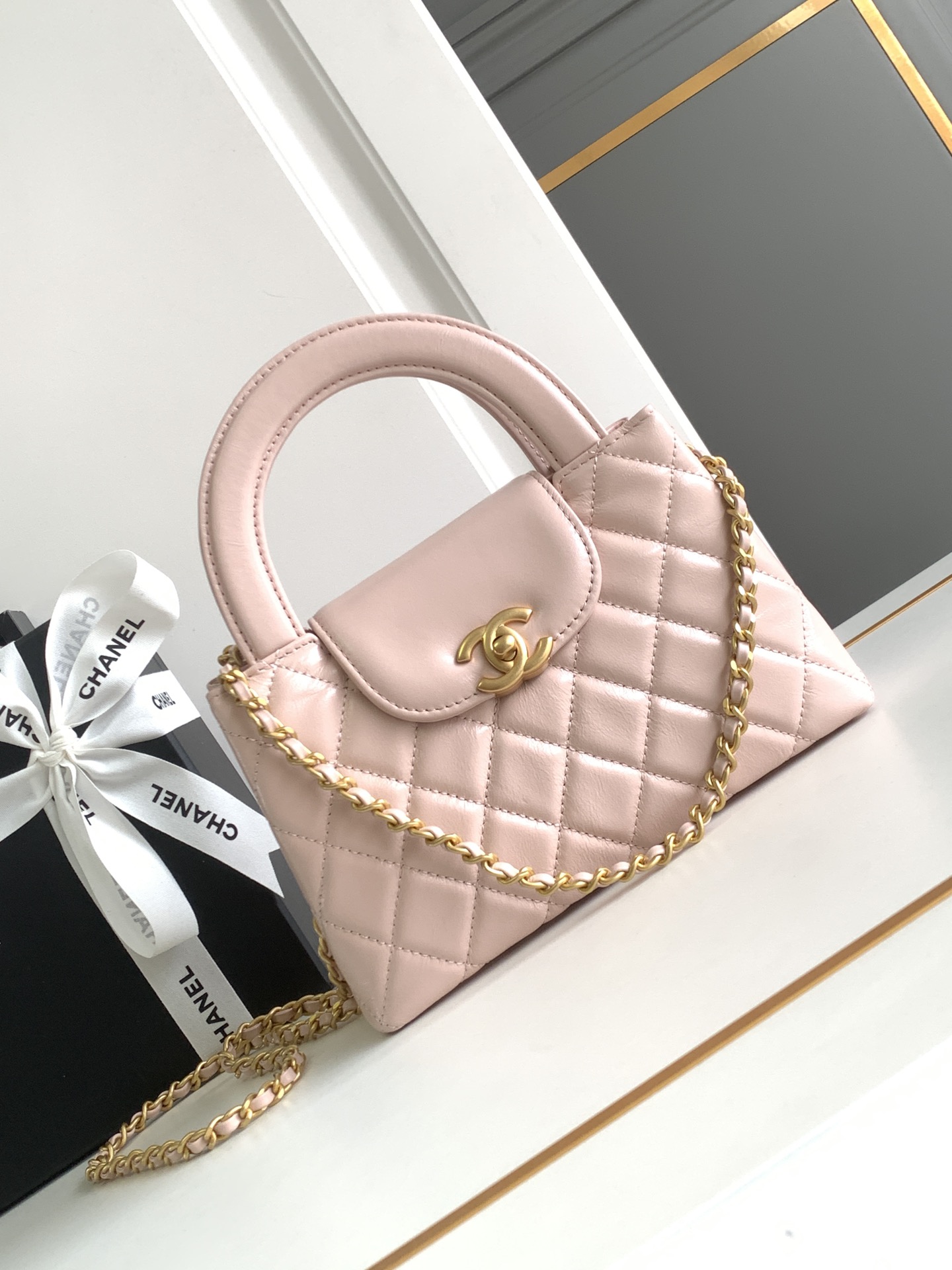 Chanel-shopping bag