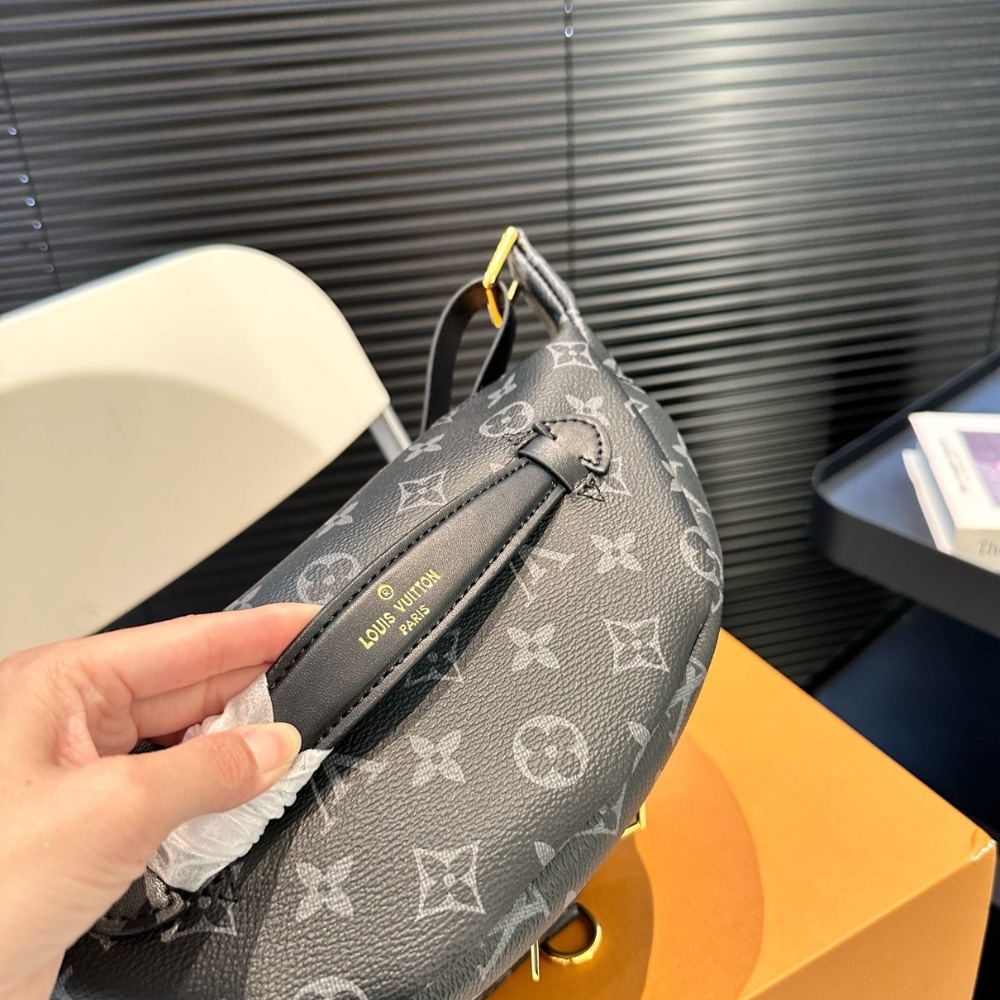 Louis Vuitton Discovery Bumbag PM Monogram Eclipse Black 39Cm M46035